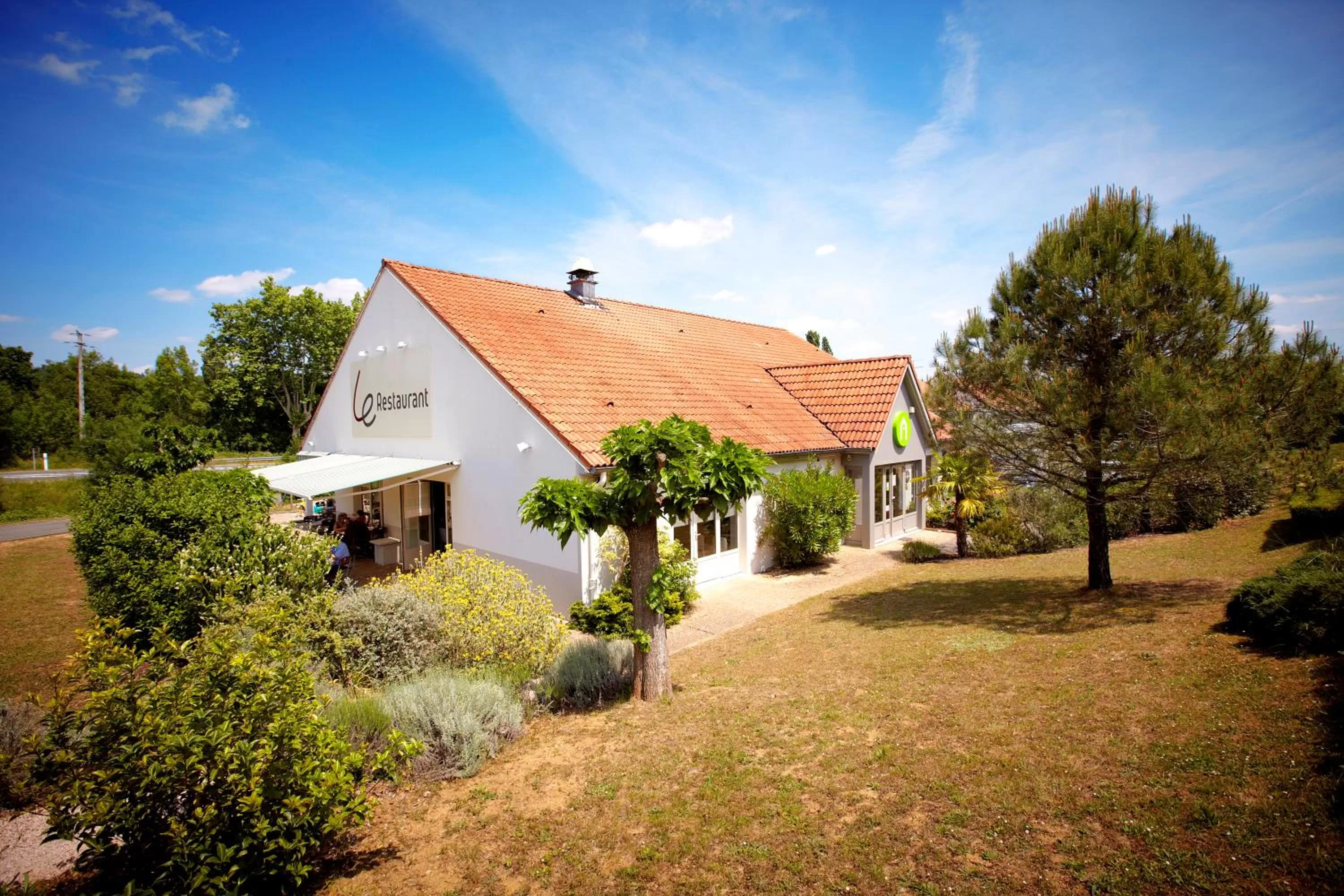 Facade/entrance in Campanile Hôtel Auch