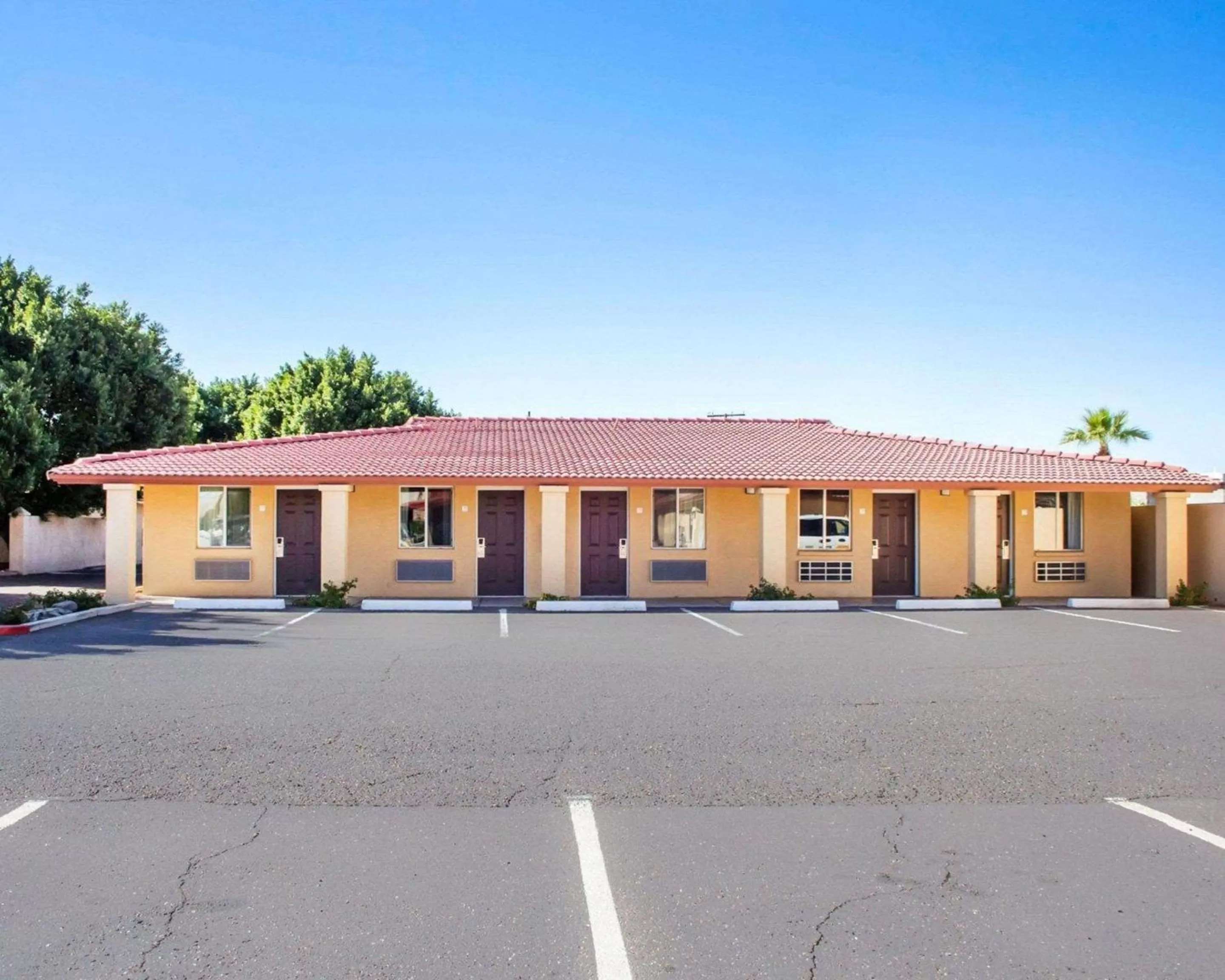 Property building in Rodeway Inn Old Town Scottsdale