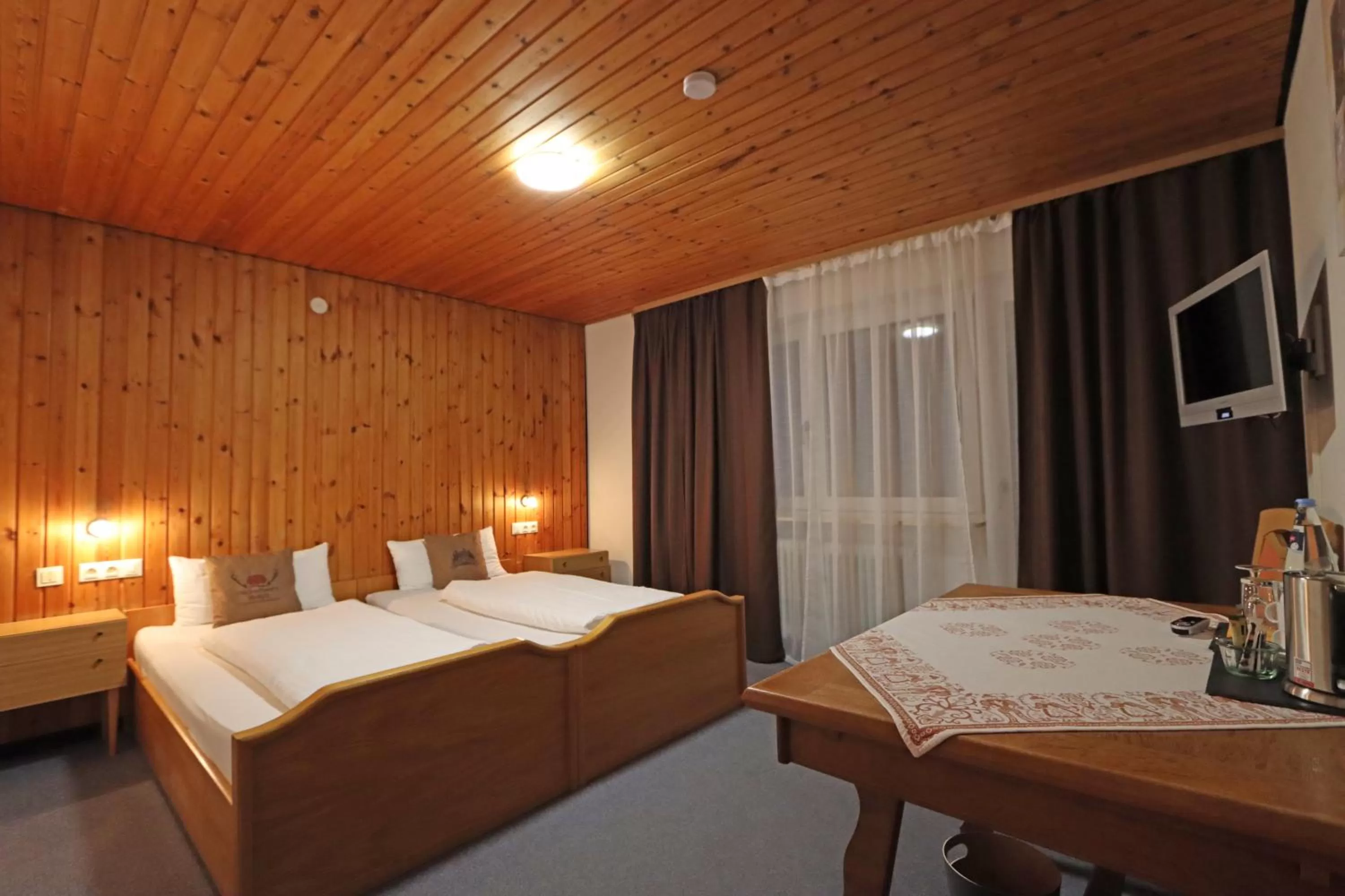 Bed in Hotel Kreuz Höhengasthof