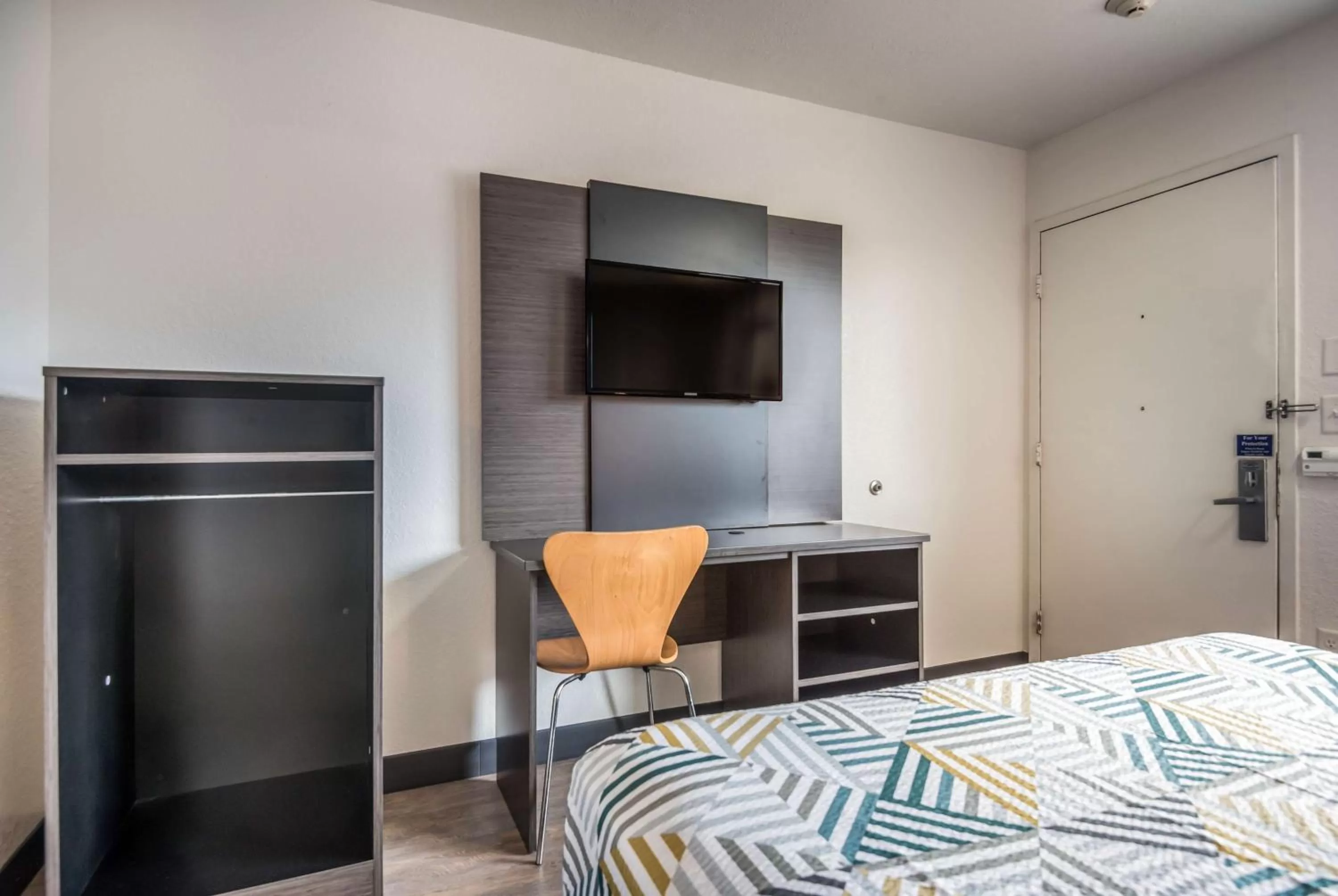 Photo of the whole room, Bed in Motel 6-College Station, TX - Bryan