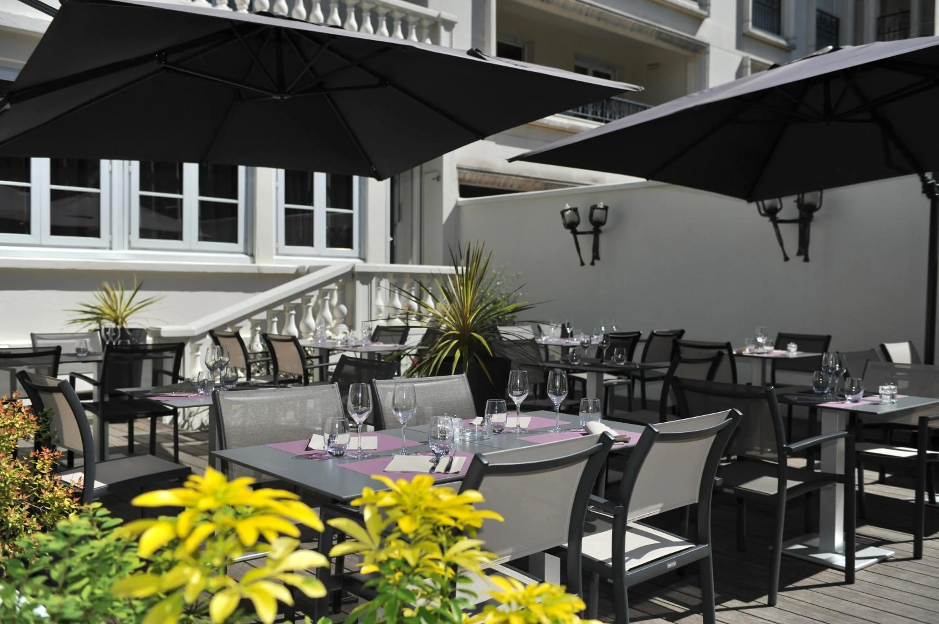 Patio in Mercure Paris Saint Cloud Hippodrome