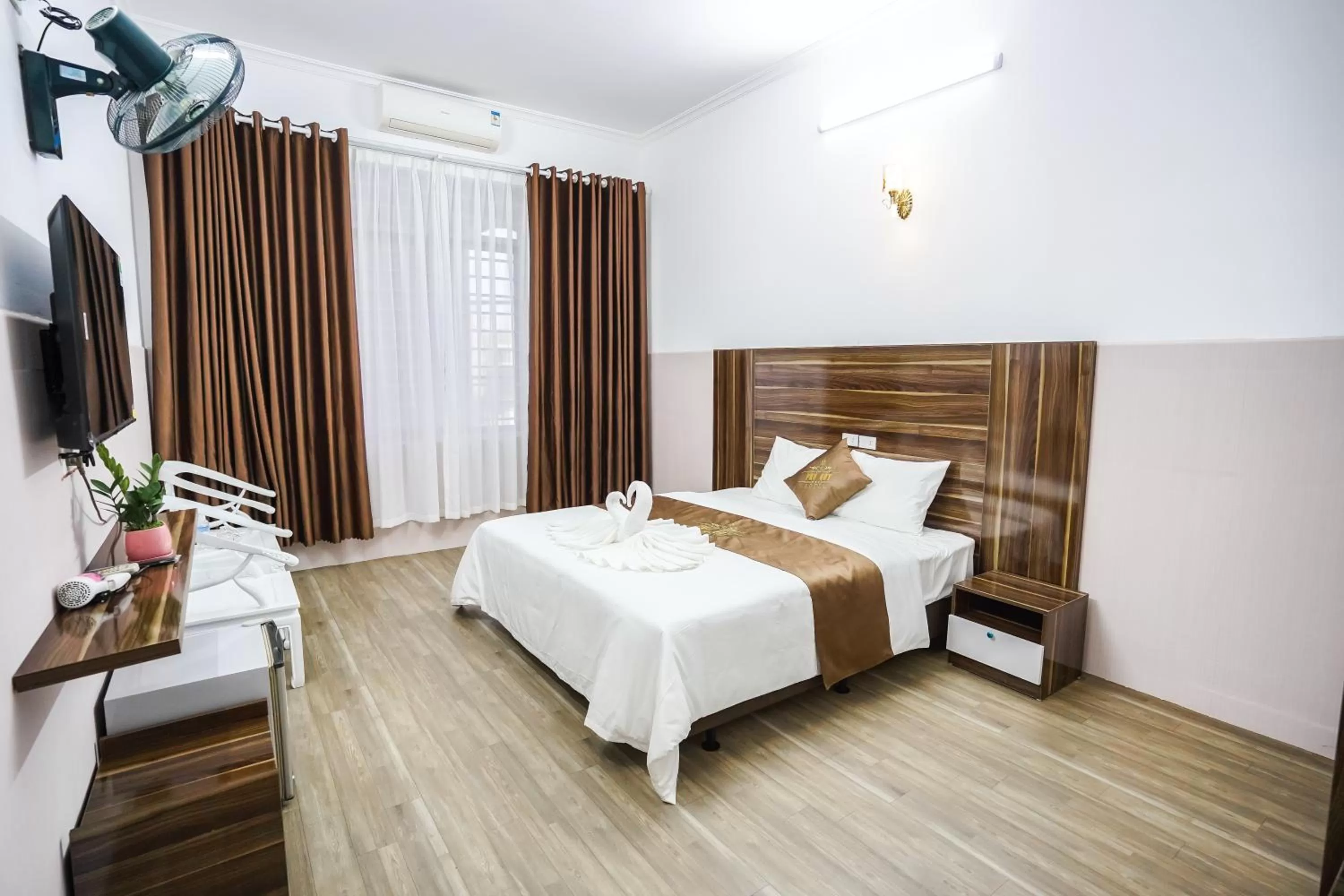 PHÚ QUÝ HOTEL near ĐÔNG KINH MARKET