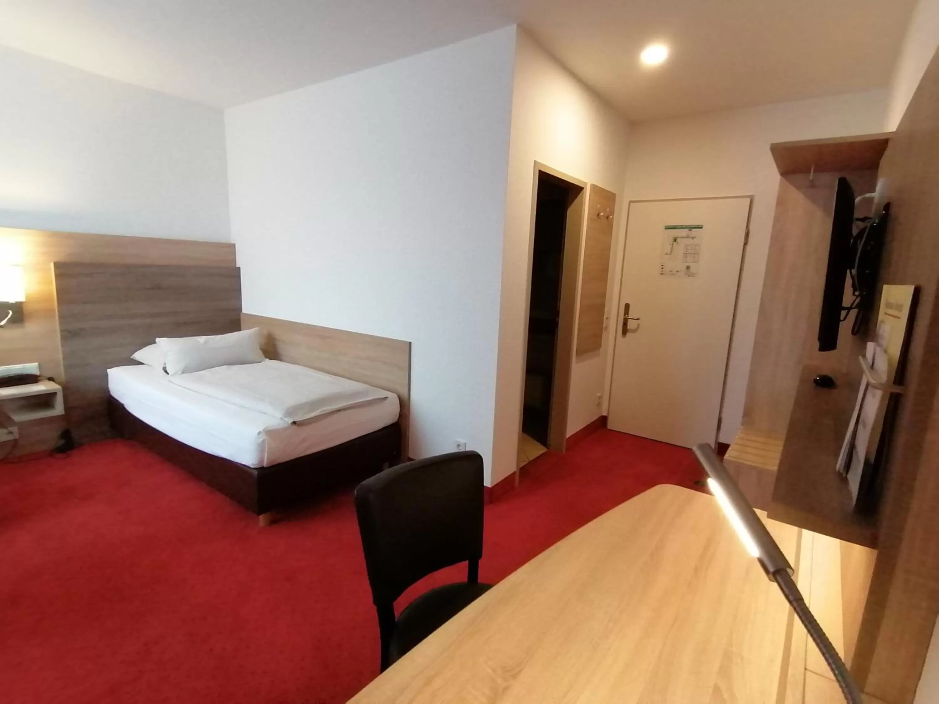 Photo of the whole room, Bed in Montana Hotel Mönchengladbach