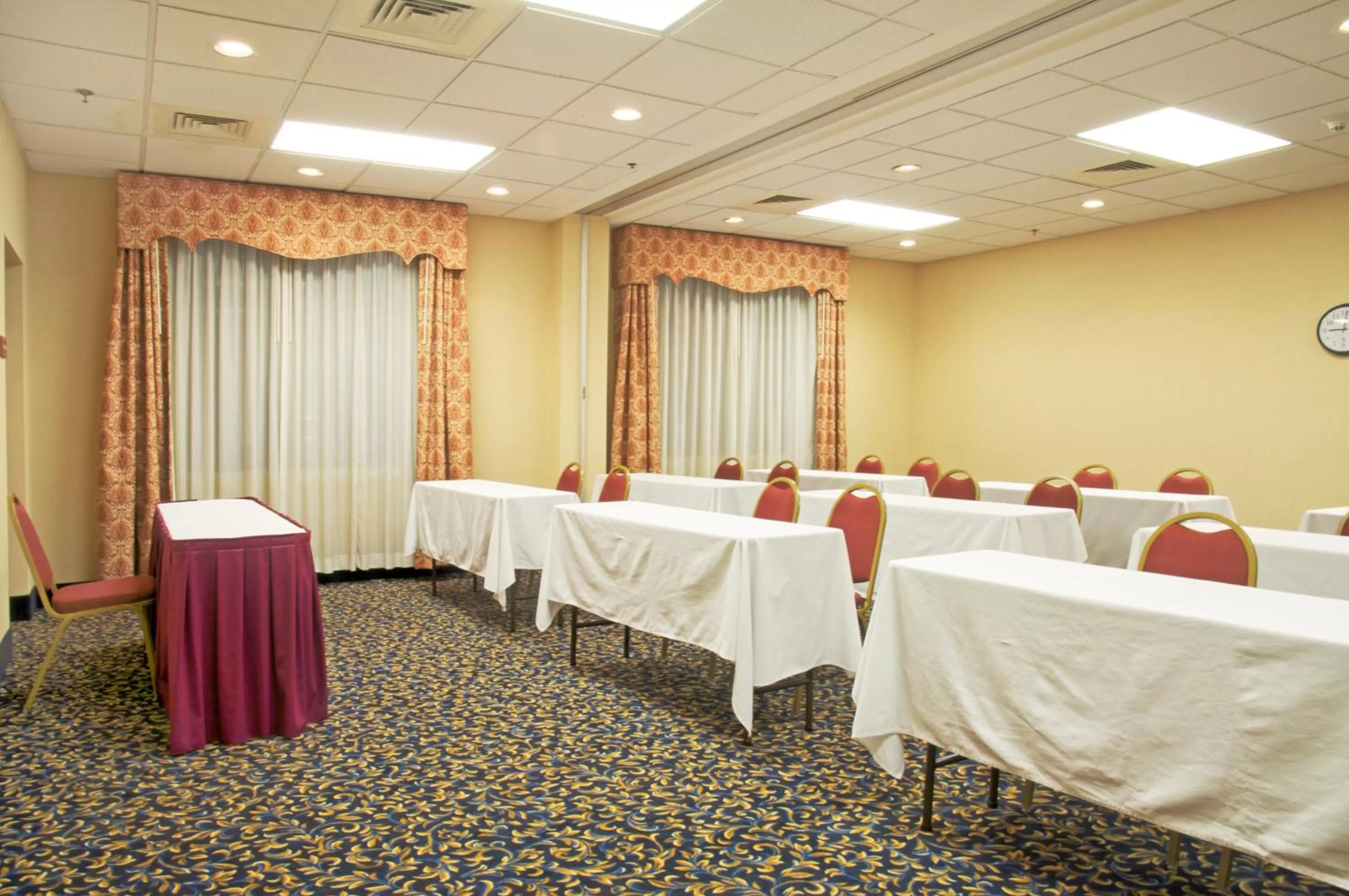Meeting/conference room in Holiday Inn Express & Suites Houston - Memorial Park Area by IHG
