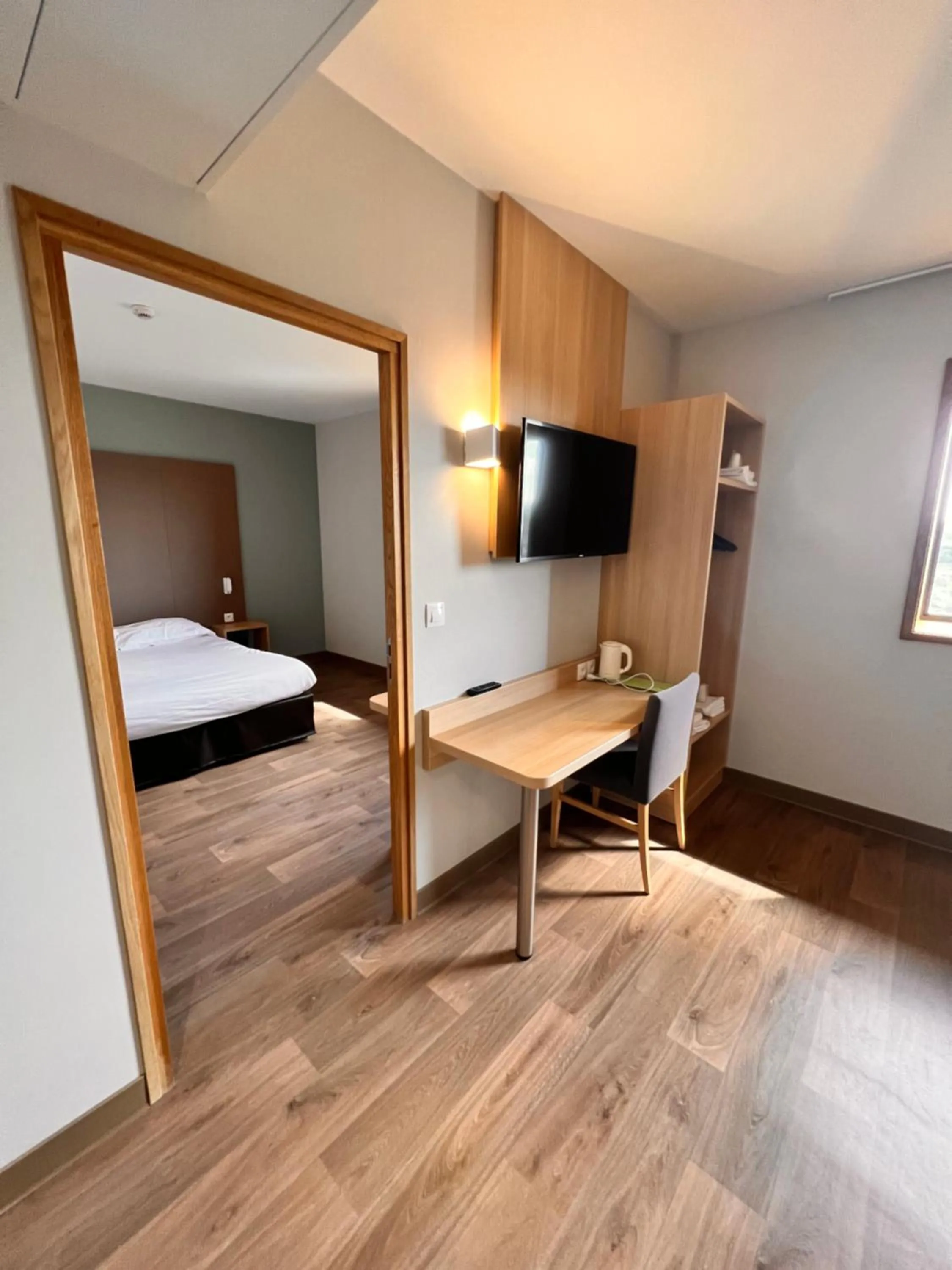 Photo of the whole room, Bed in Campanile Metz Nord - Woippy- Porte du Luxembourg A31