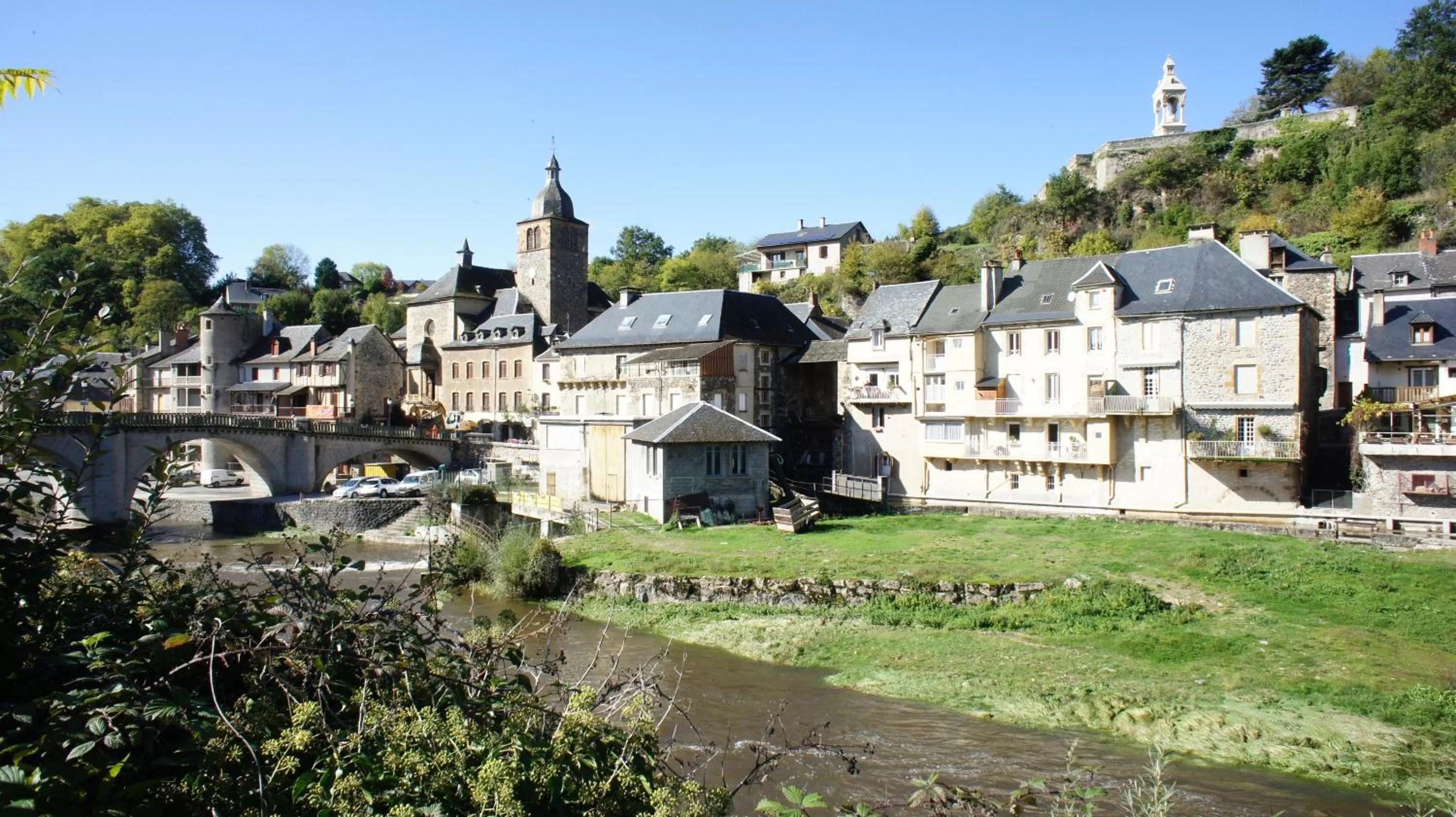 Neighbourhood, Property Building in Chateau Ricard