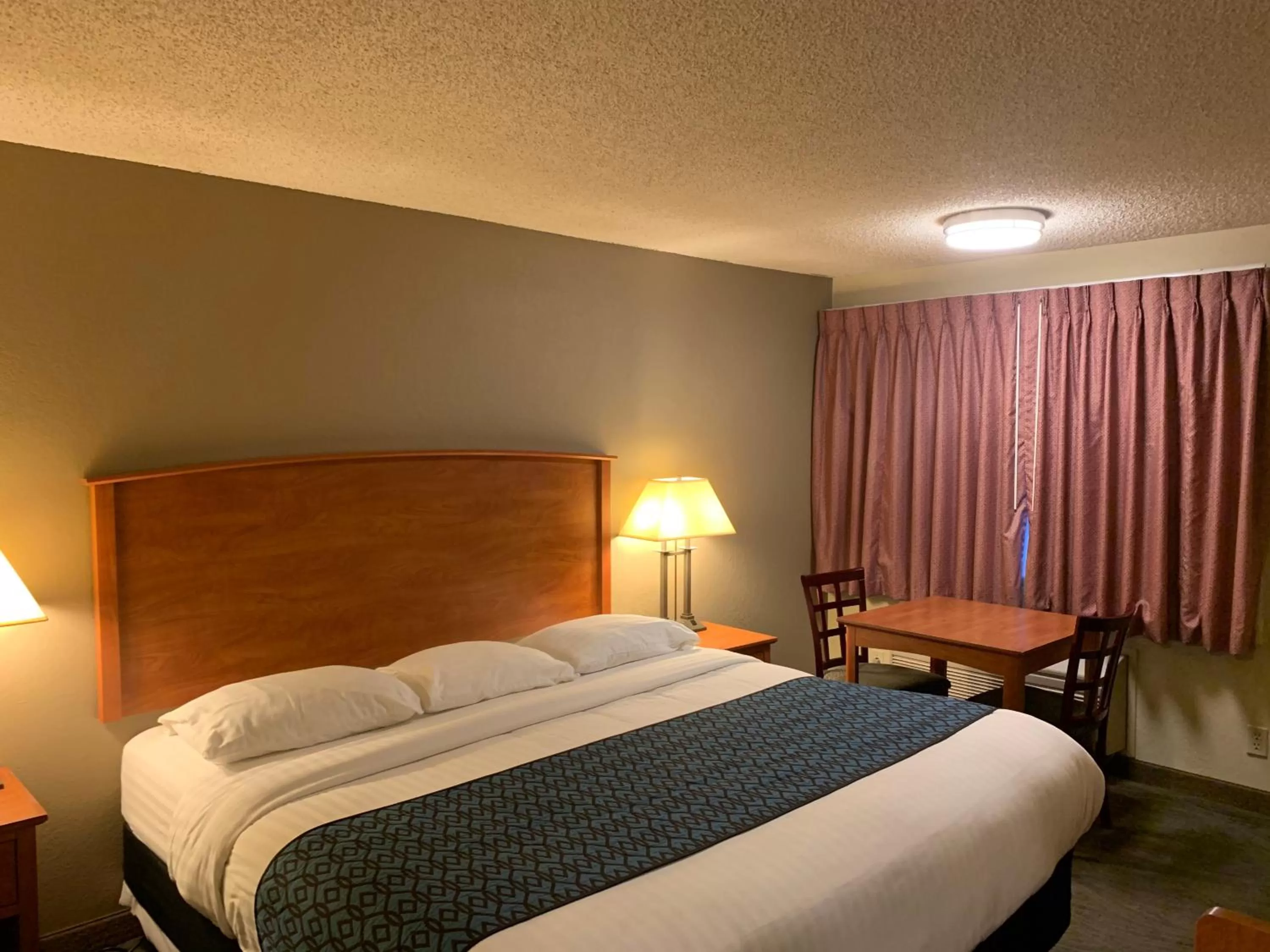 Bed in Sunset Inn - John Day