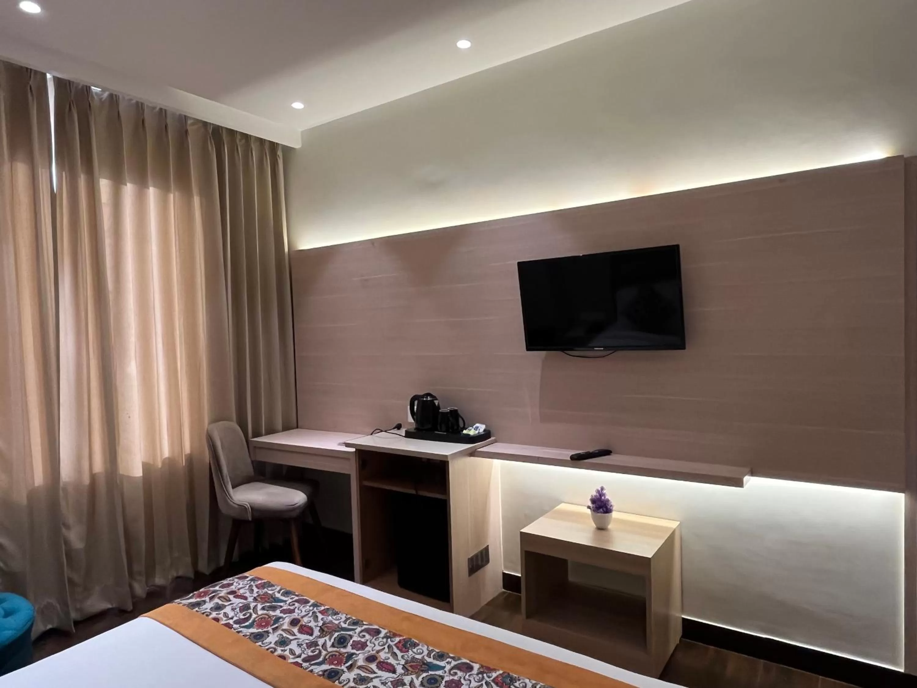 Communal lounge/ TV room in RRV Hotel