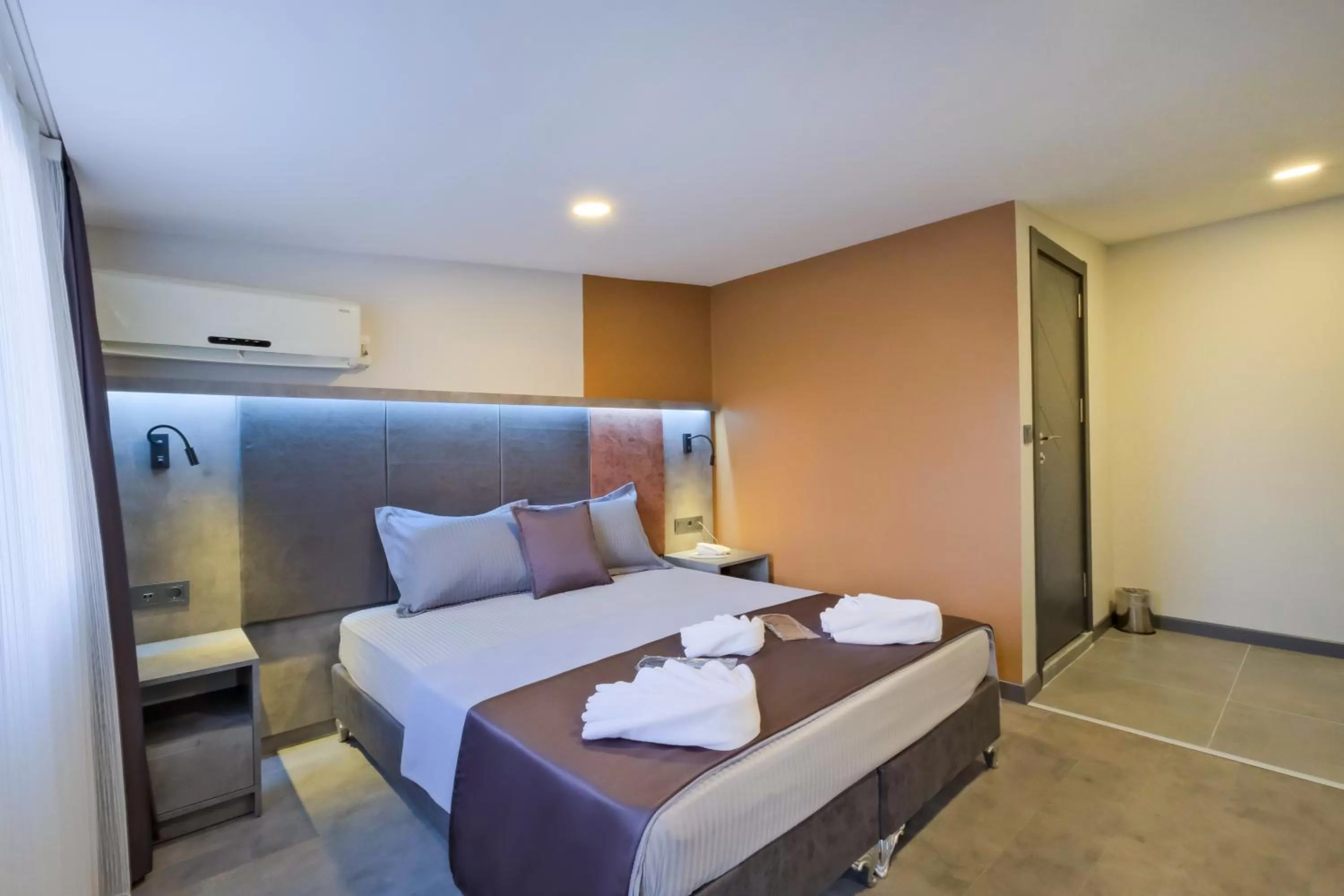 Photo of the whole room, Bed in The Queen Hotel