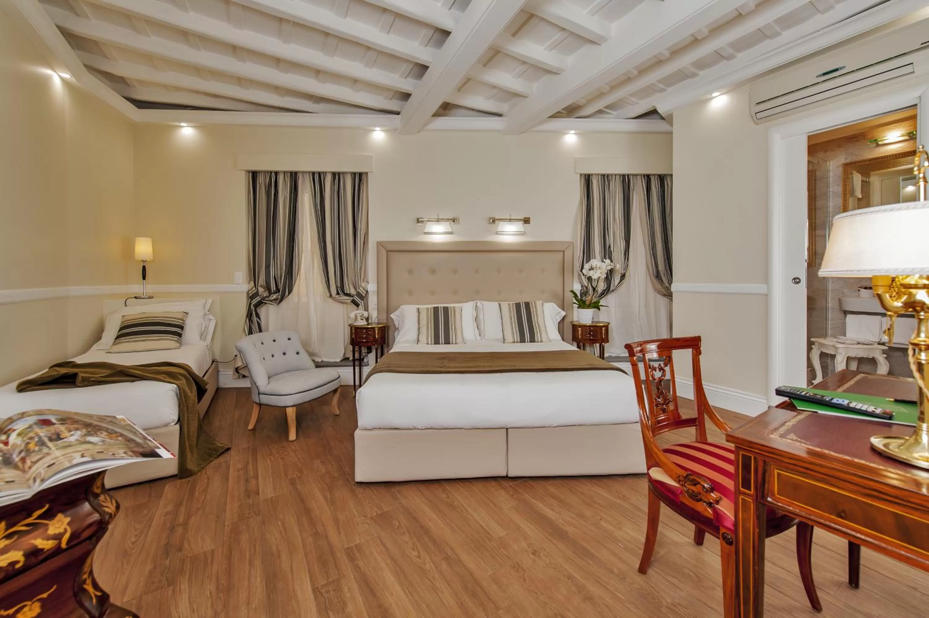 Photo of the whole room, Bed in La Residenza del Sole al Pantheon