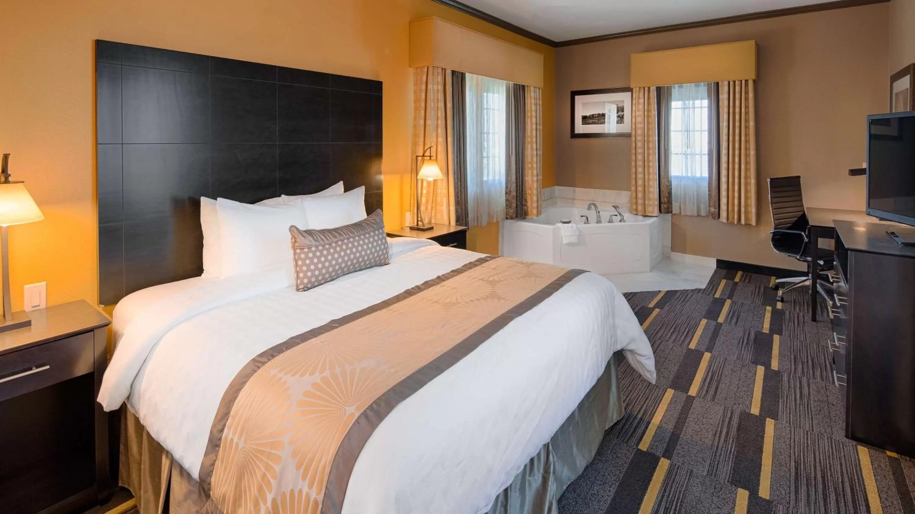 Deluxe King Suite - Non-Smoking in Best Western Plus Emerald Inn & Suites