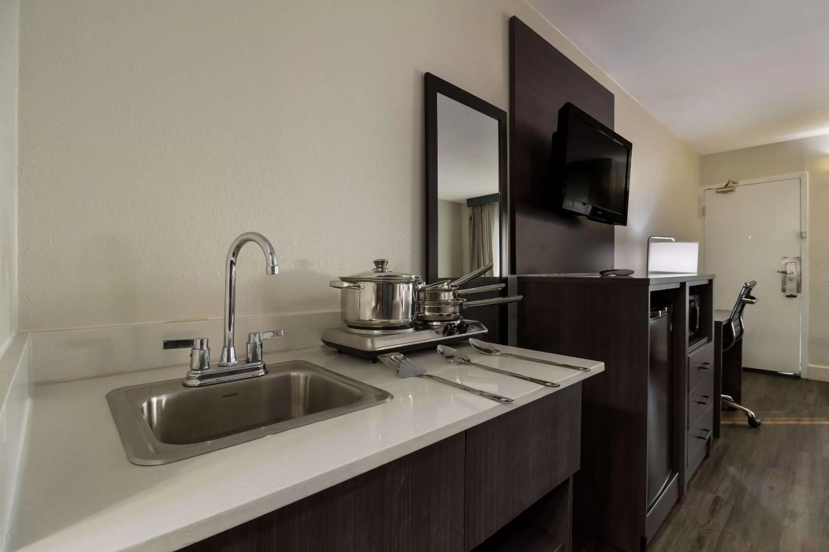 Bedroom in Quality Inn Coliseum