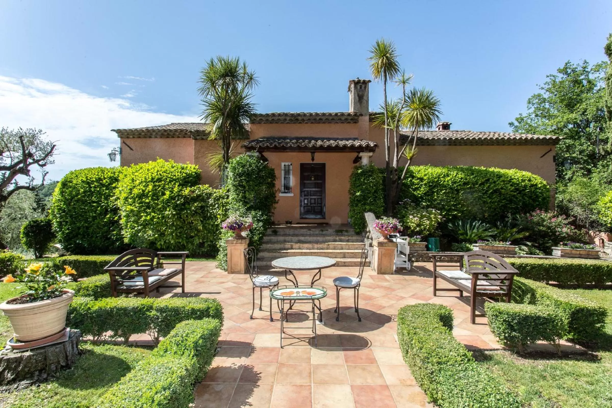 Patio in Mas Du Roc Bed & Breakfast