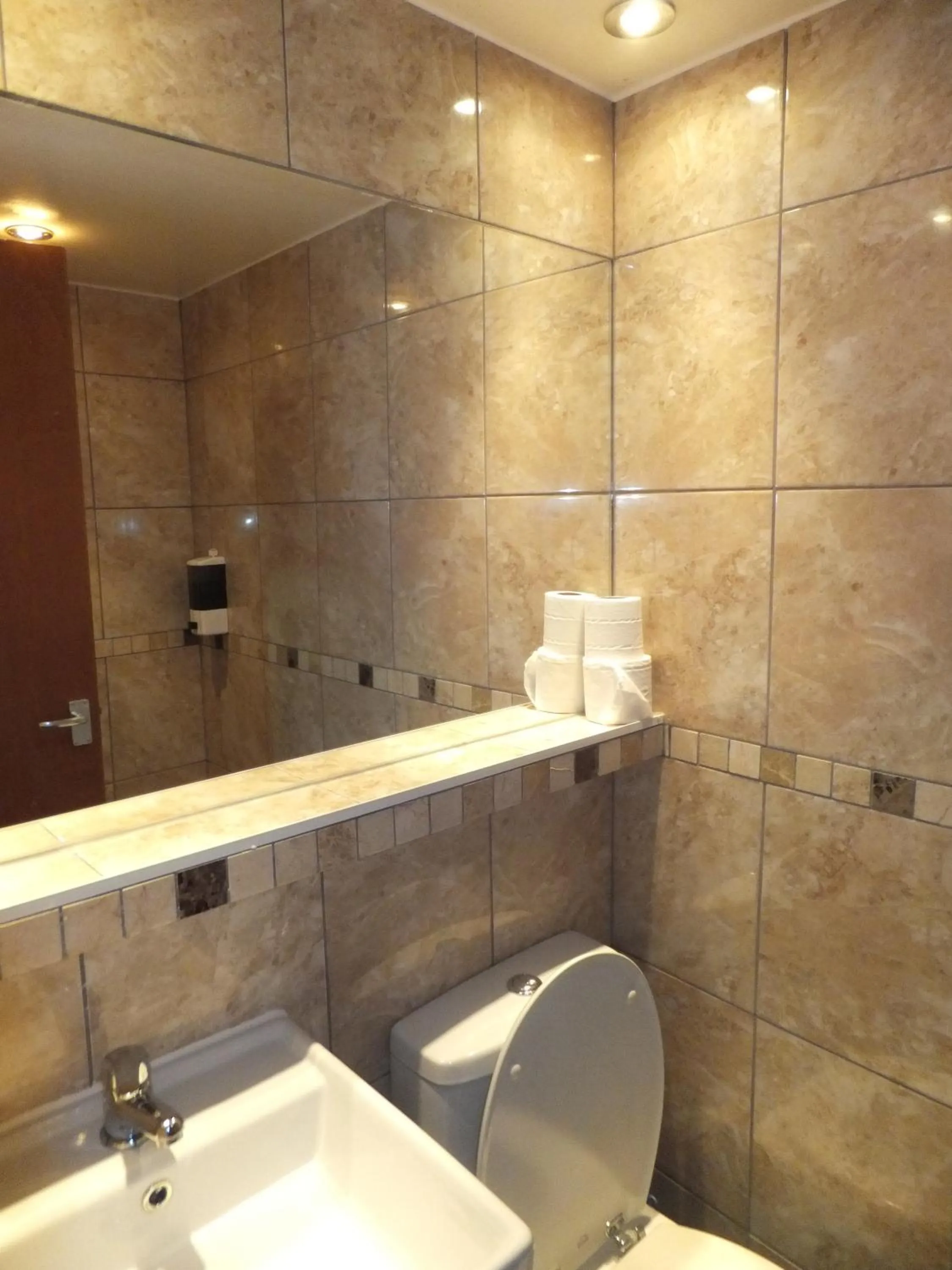 Bathroom in Carlton Hotel