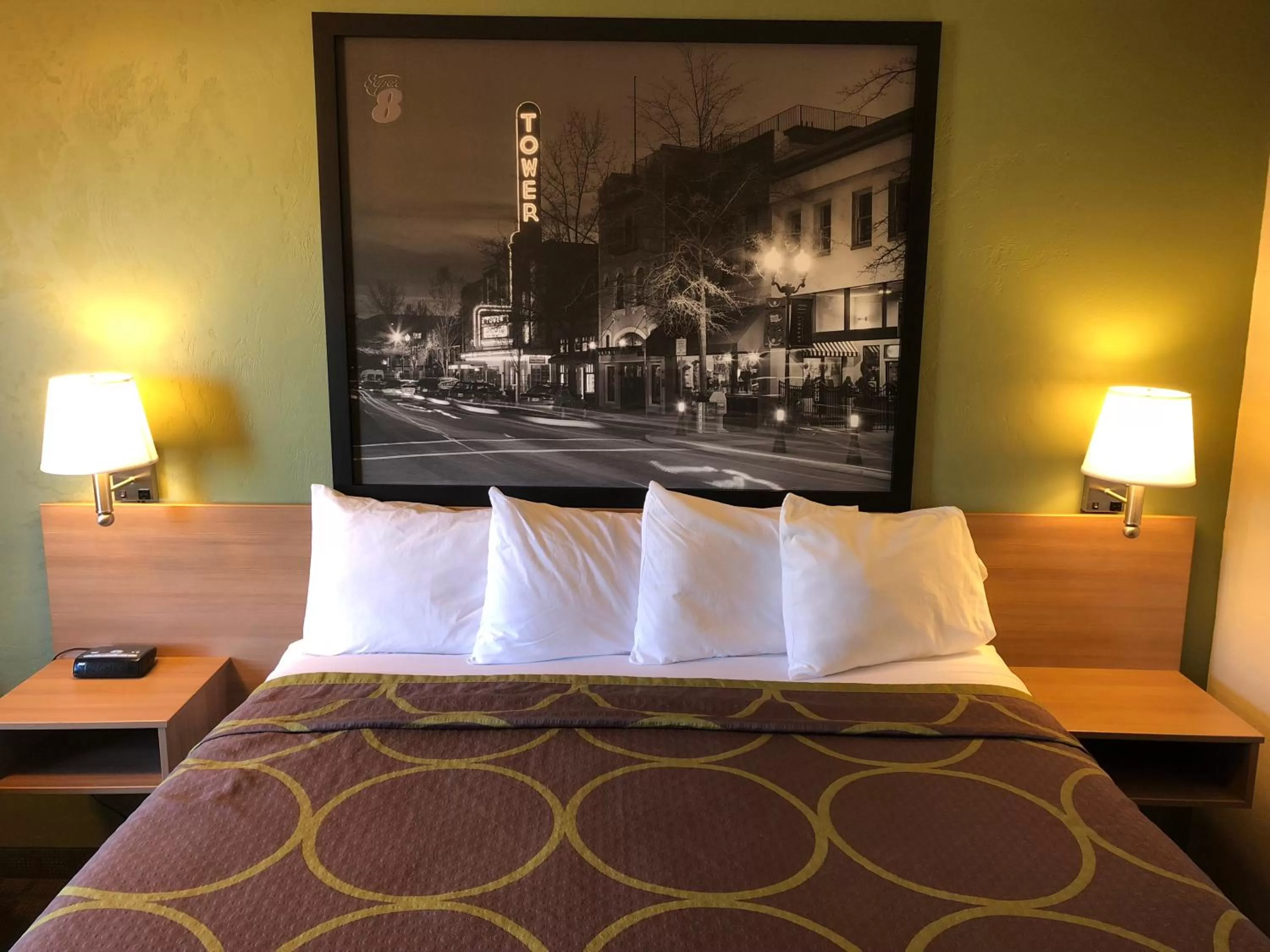 Bedroom, Bed in Super 8 by Wyndham Bend