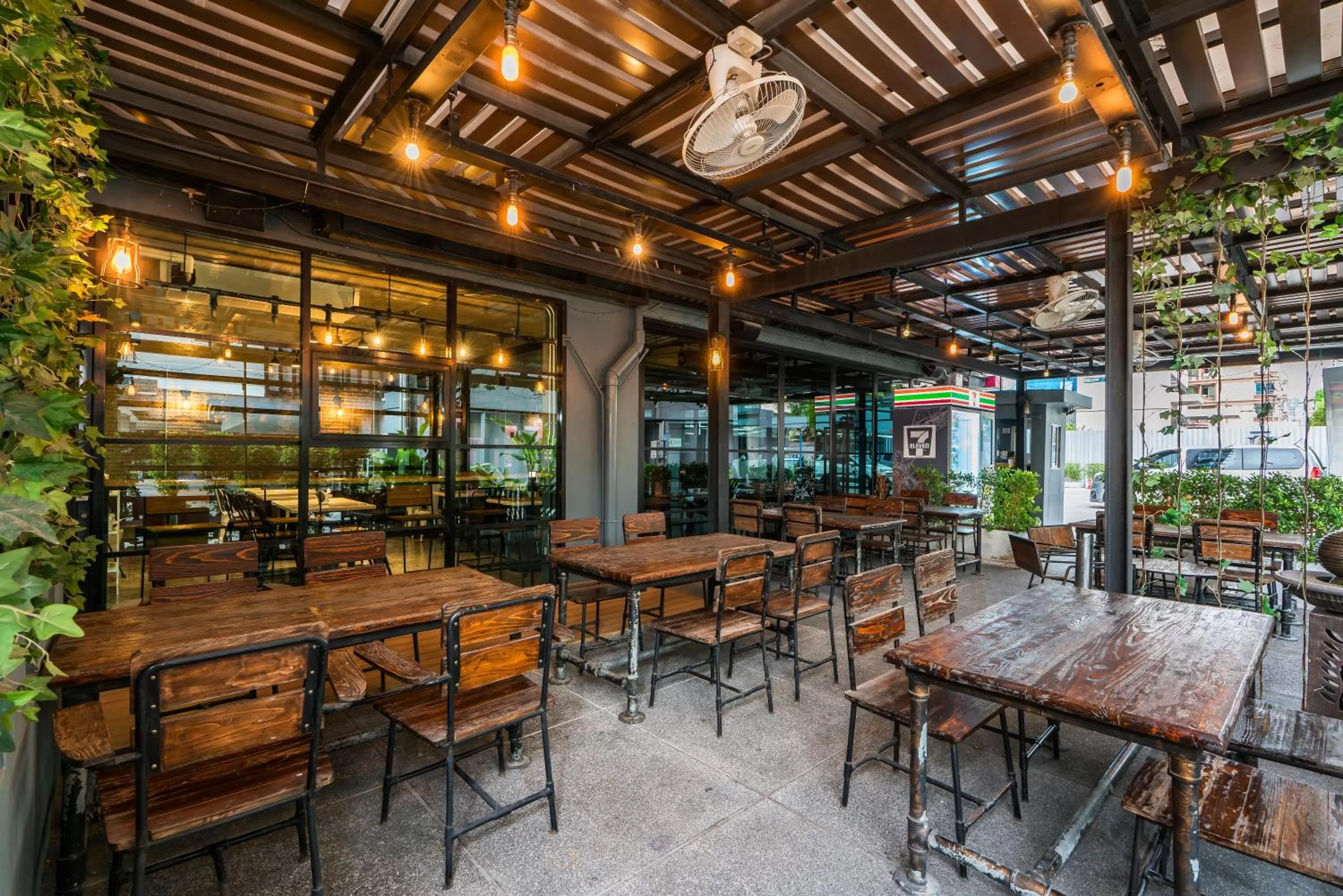 Restaurant/places to eat in De Botan Srinakarin Hotel & Residence