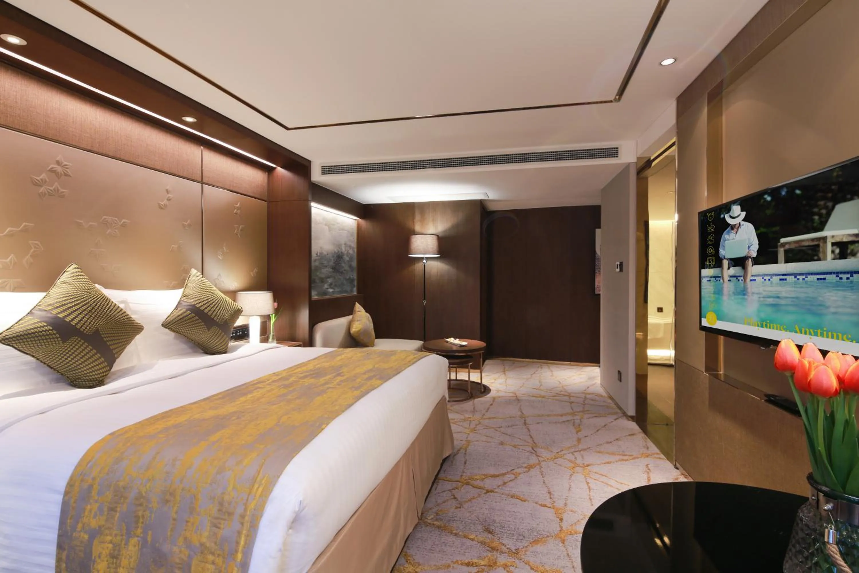 Bed in Golden Tulip Shanghai Hongqiao- A Louvre Hotel