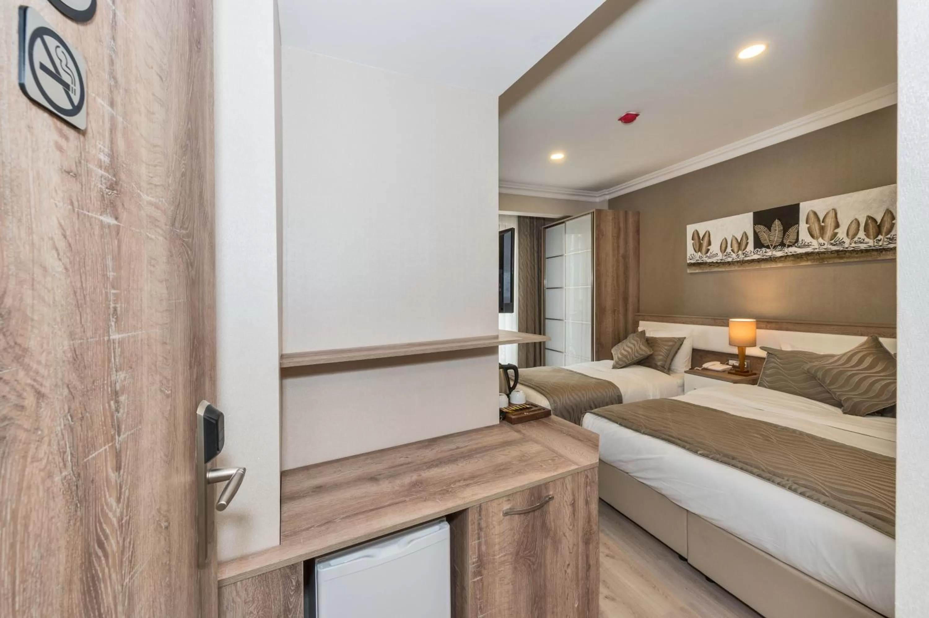 Photo of the whole room, Bed in Alphonse Hotel