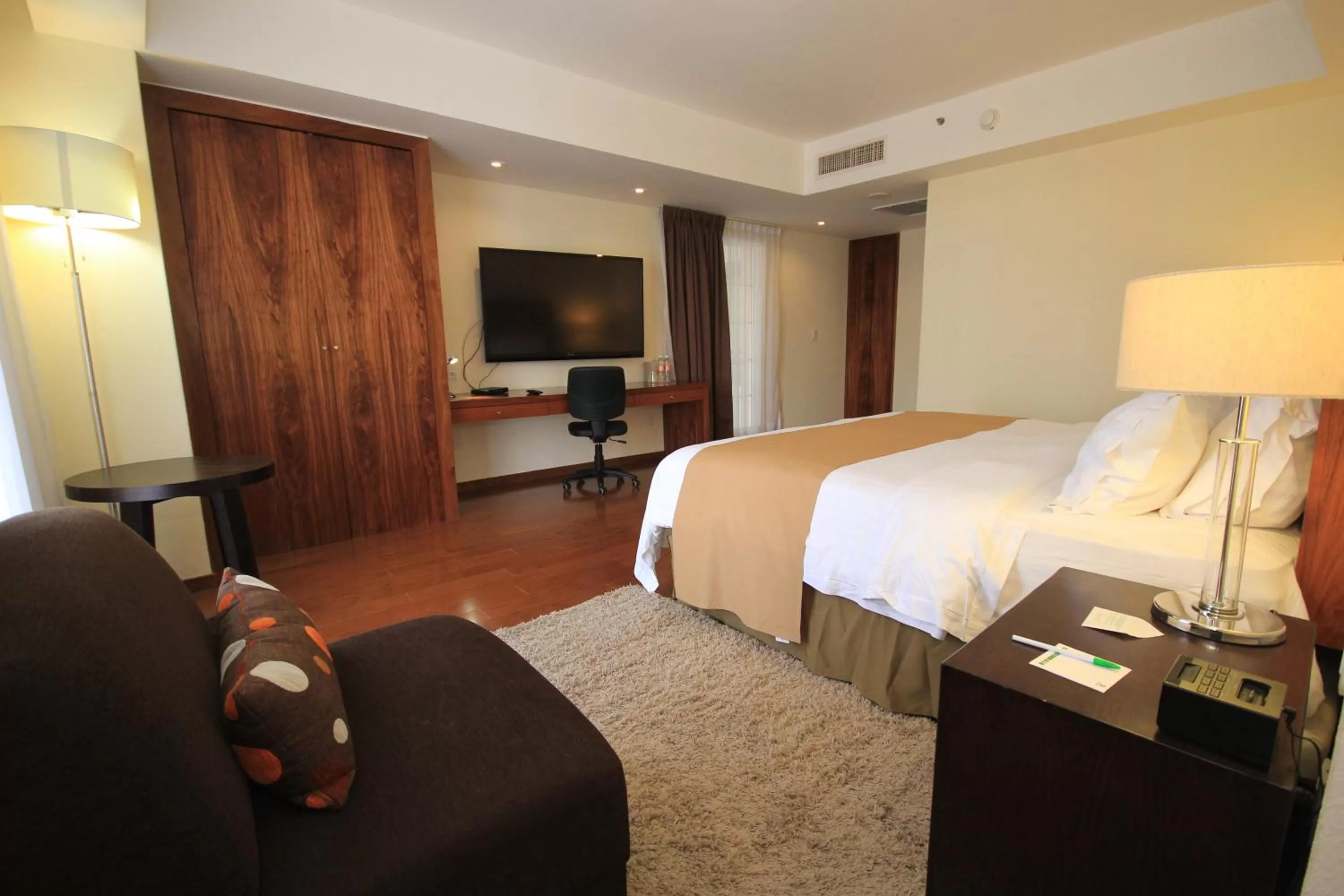 Photo of the whole room, Bed in Holiday Inn Leon by IHG