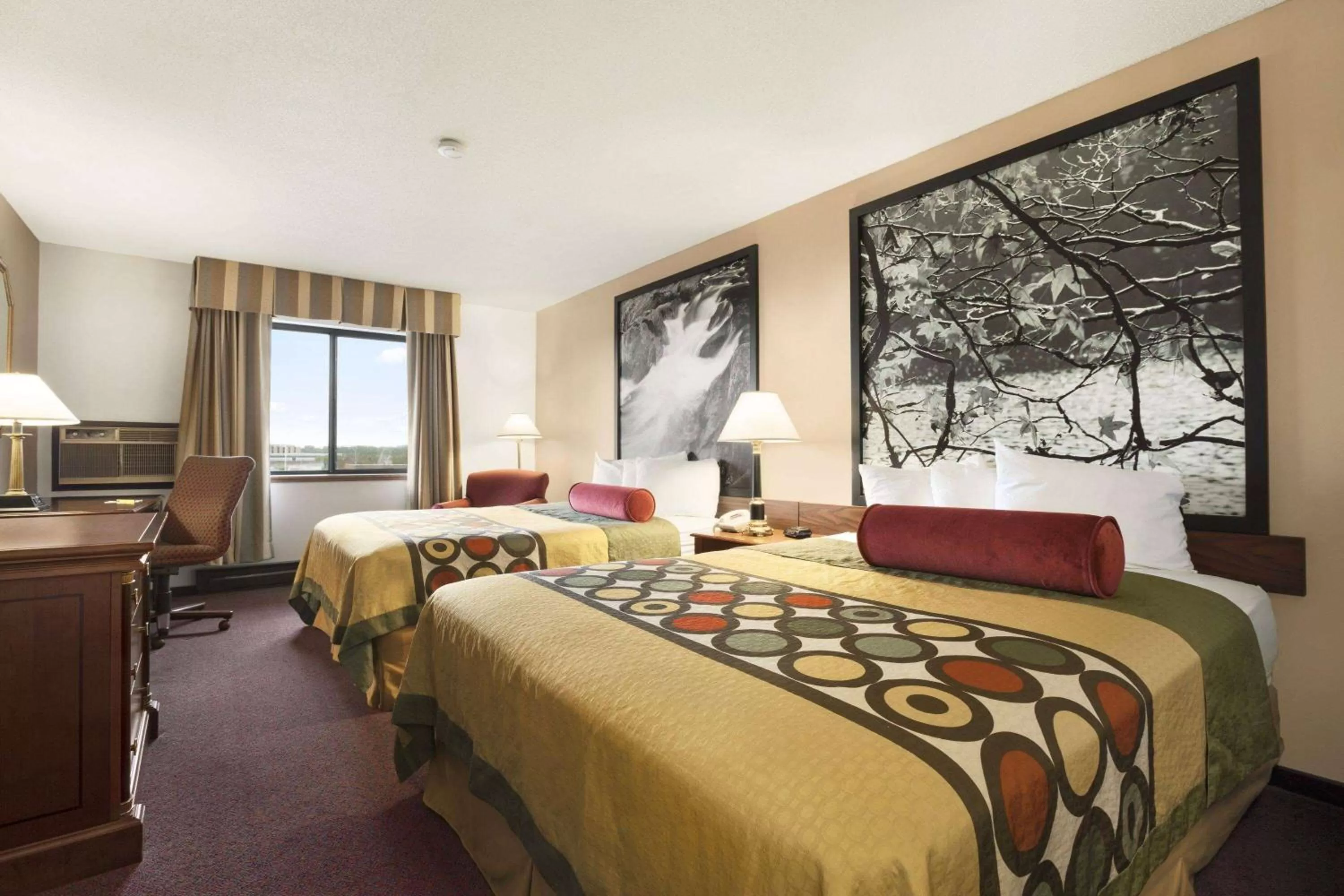 Photo of the whole room, Bed in Super 8 by Wyndham Milwaukee Airport