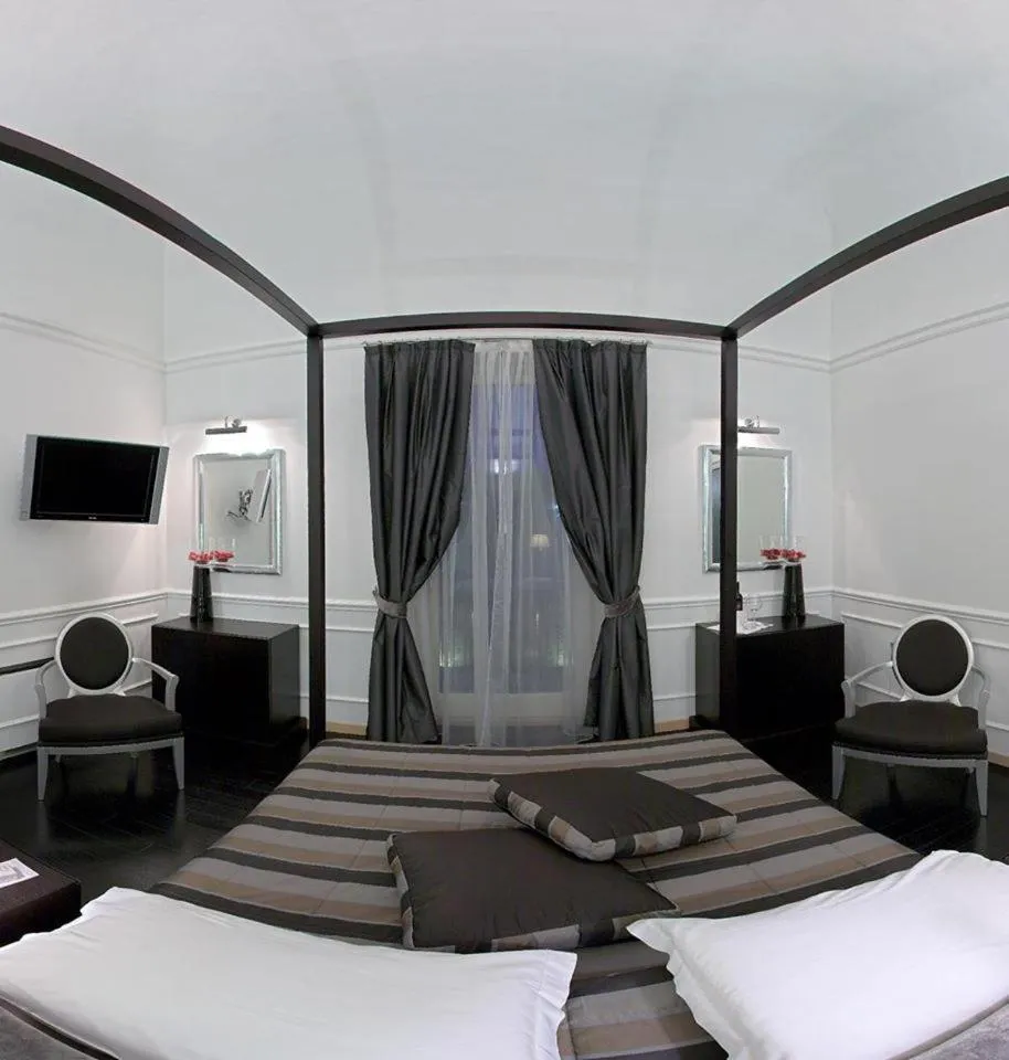 Bed in Poggio Del Sole Hotel