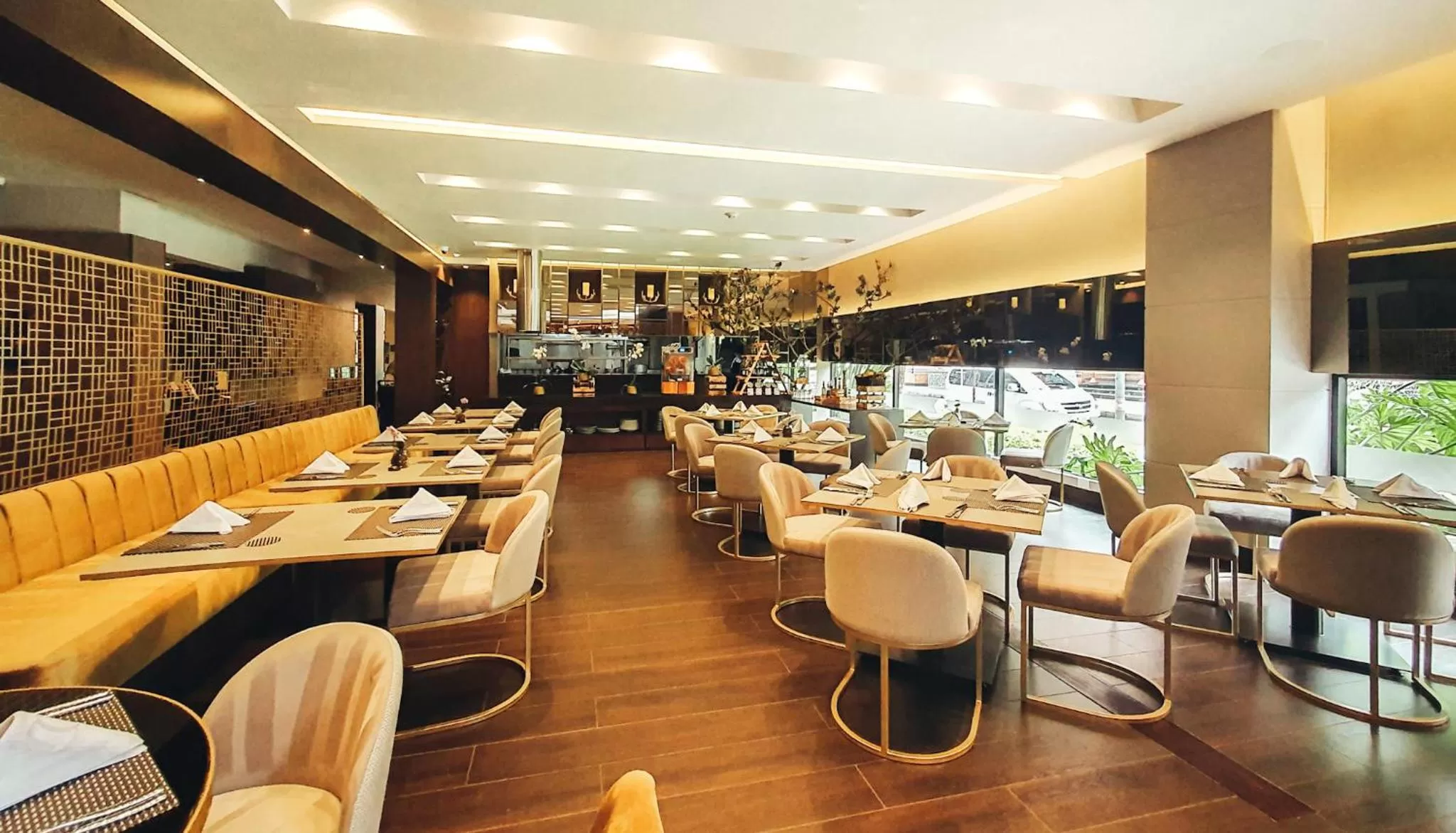 Restaurant/places to eat in Hotel 93 Luxury Suites by Preferred