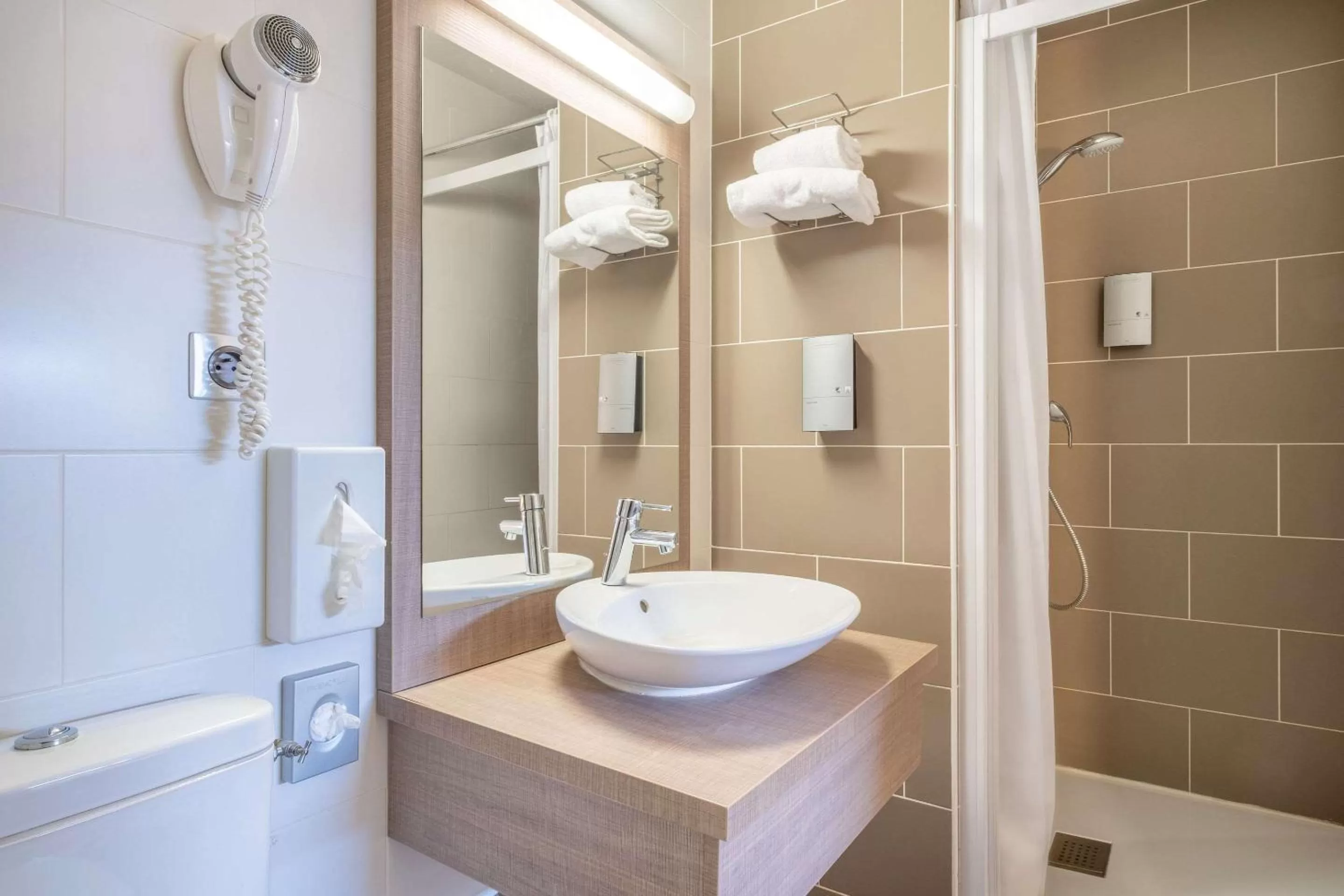 Bathroom in Comfort Hotel Linas - Montlhery