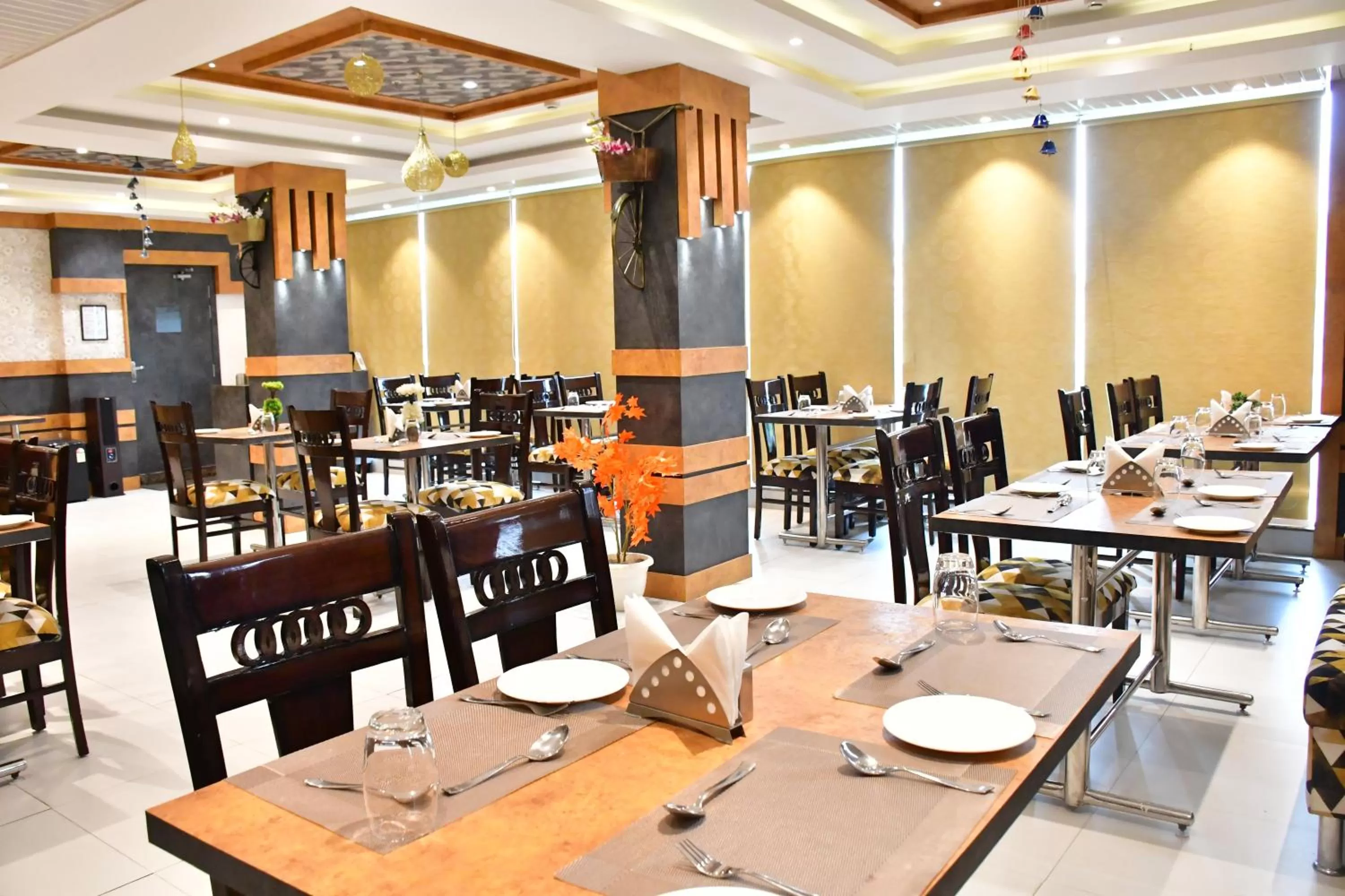 Restaurant/places to eat in Hotel Yatharth Inn
