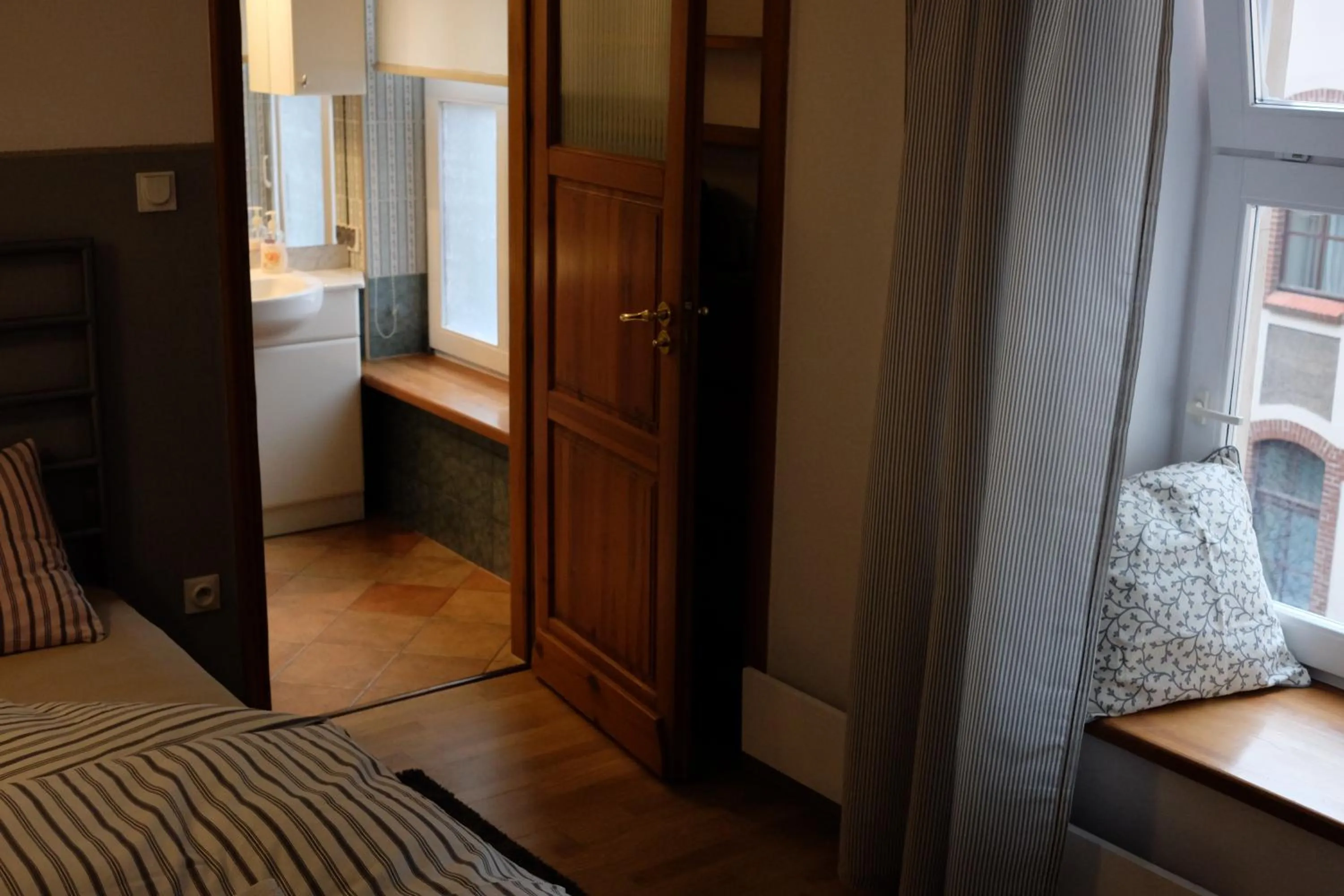 Day, Bed in Academus Pub & Guest House