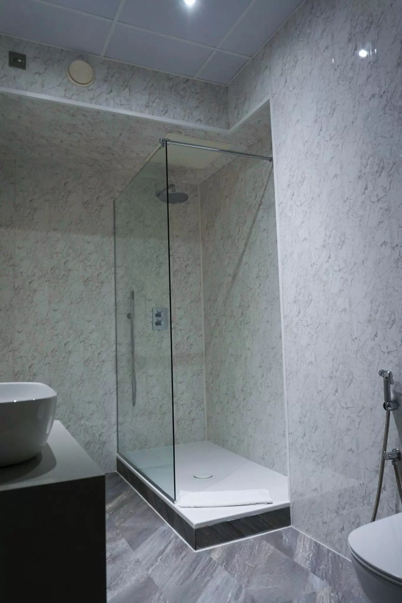 Bathroom in Wroxall Abbey Hotel