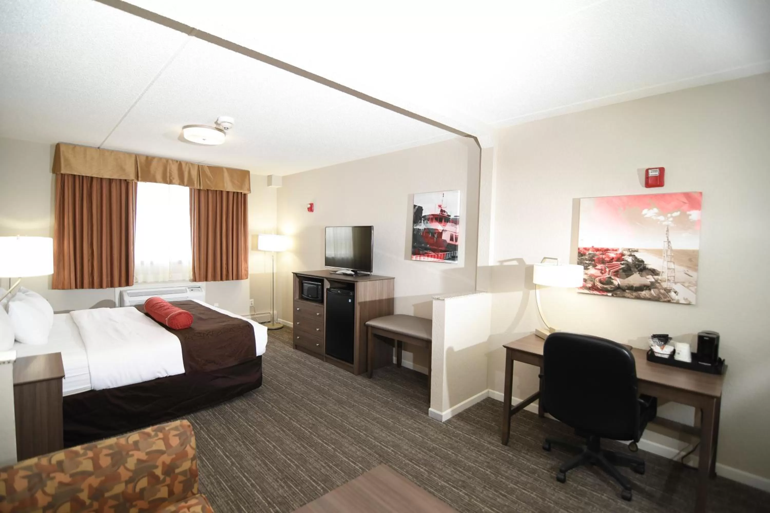Photo of the whole room, Bed in Best Western Plus Sandusky Hotel & Suites