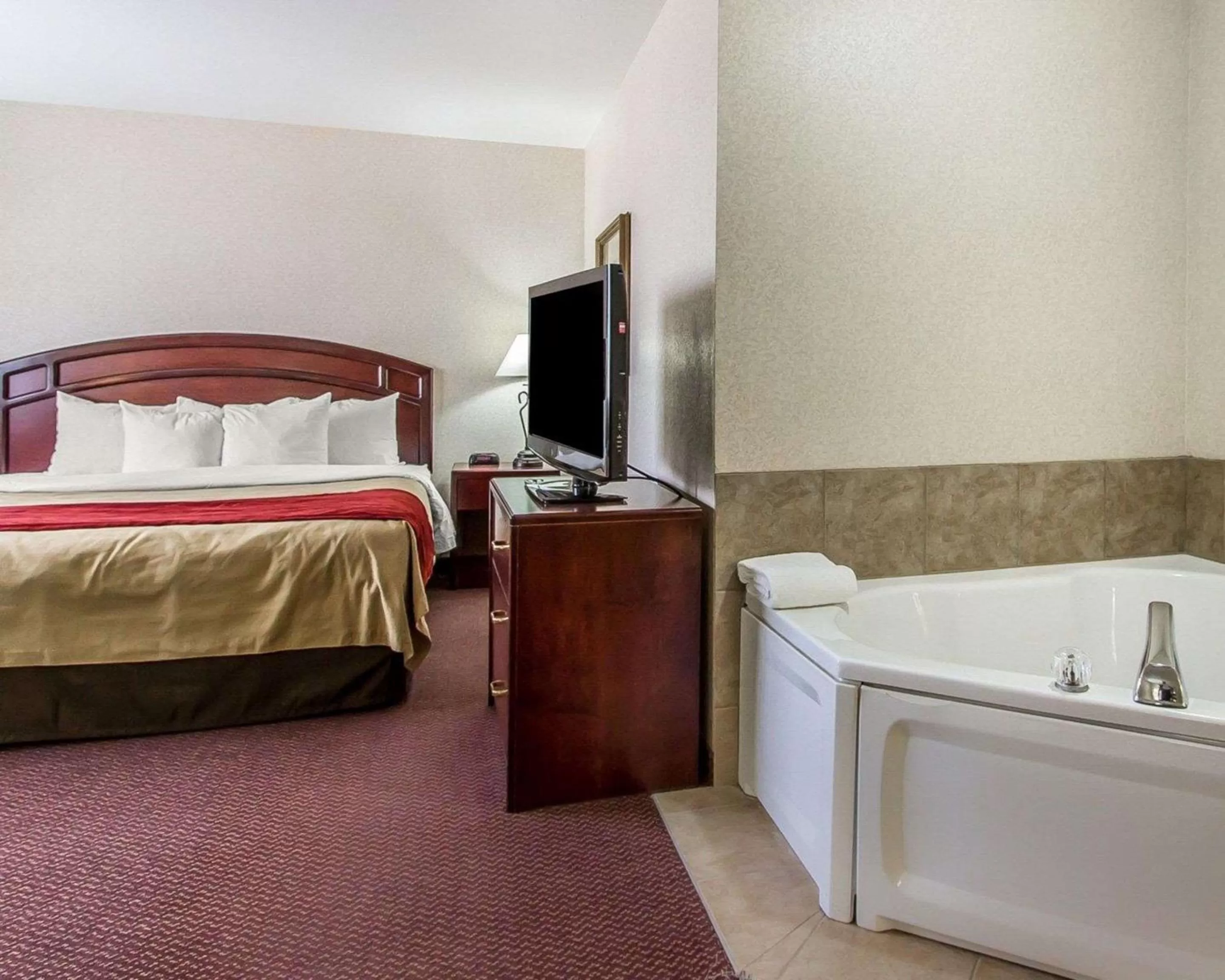 Photo of the whole room, Bed in Quality Inn & Suites Fort Madison near Hwy 61