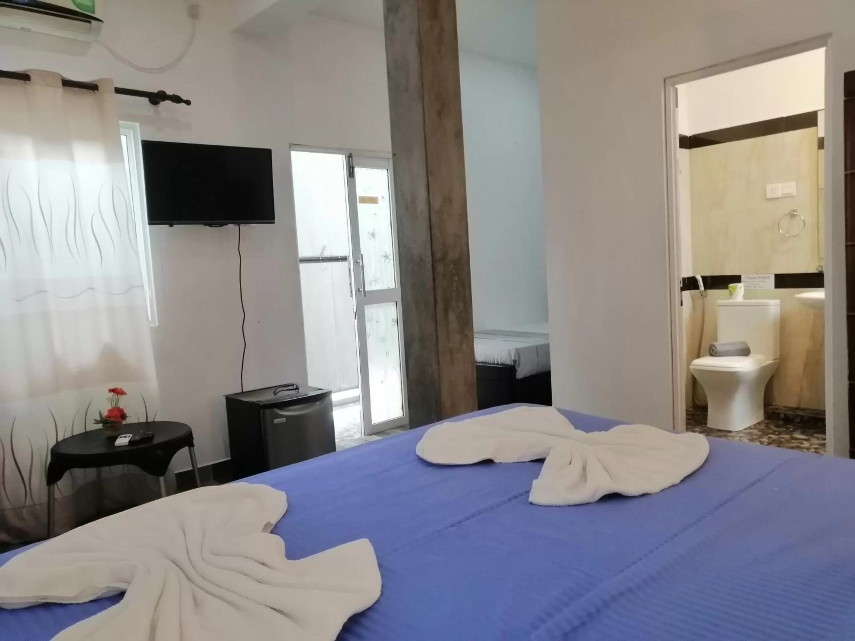 Bed in Le Petit Hotel & Restaurant