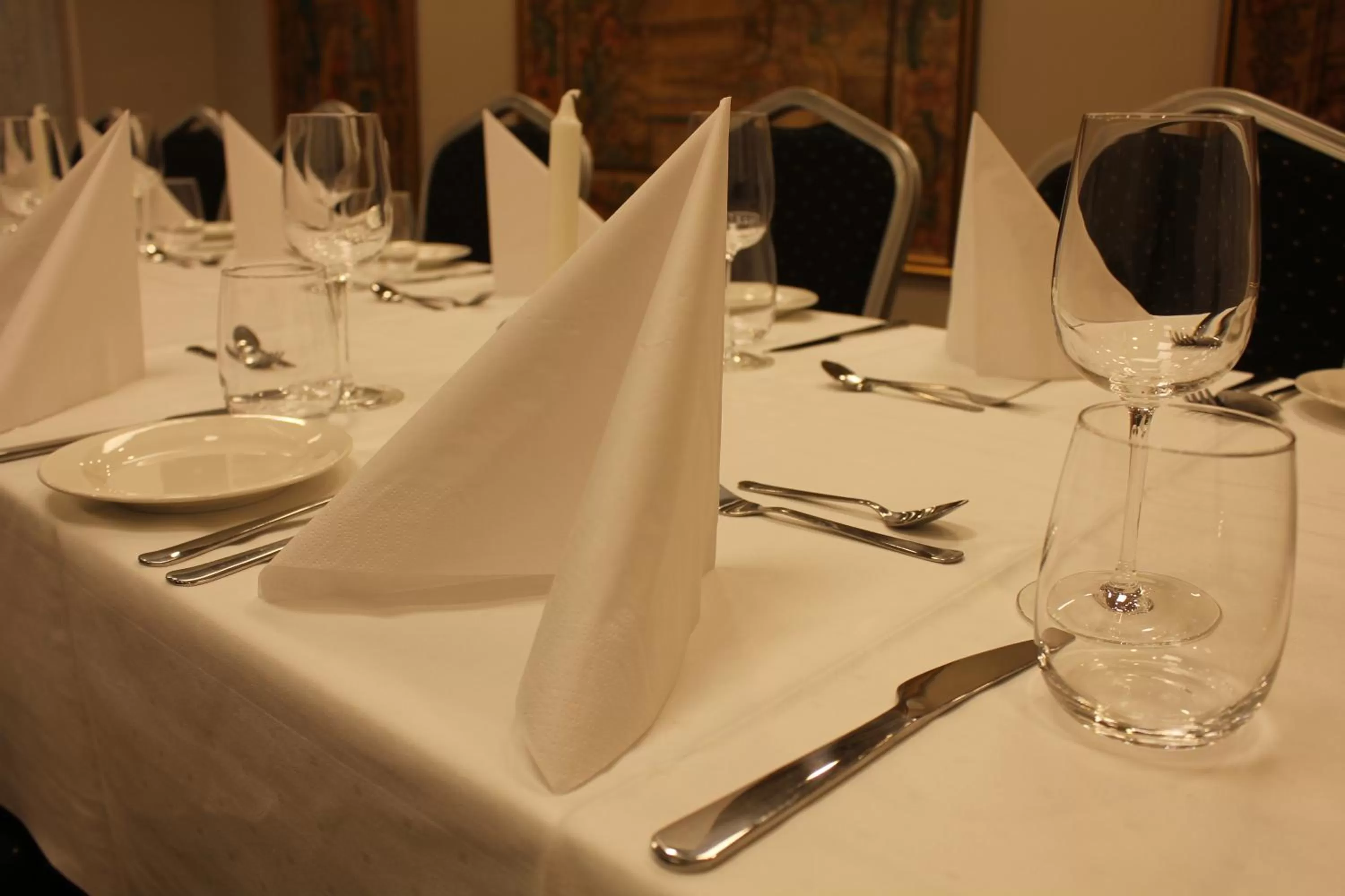 Restaurant/places to eat in Henriks Hotell