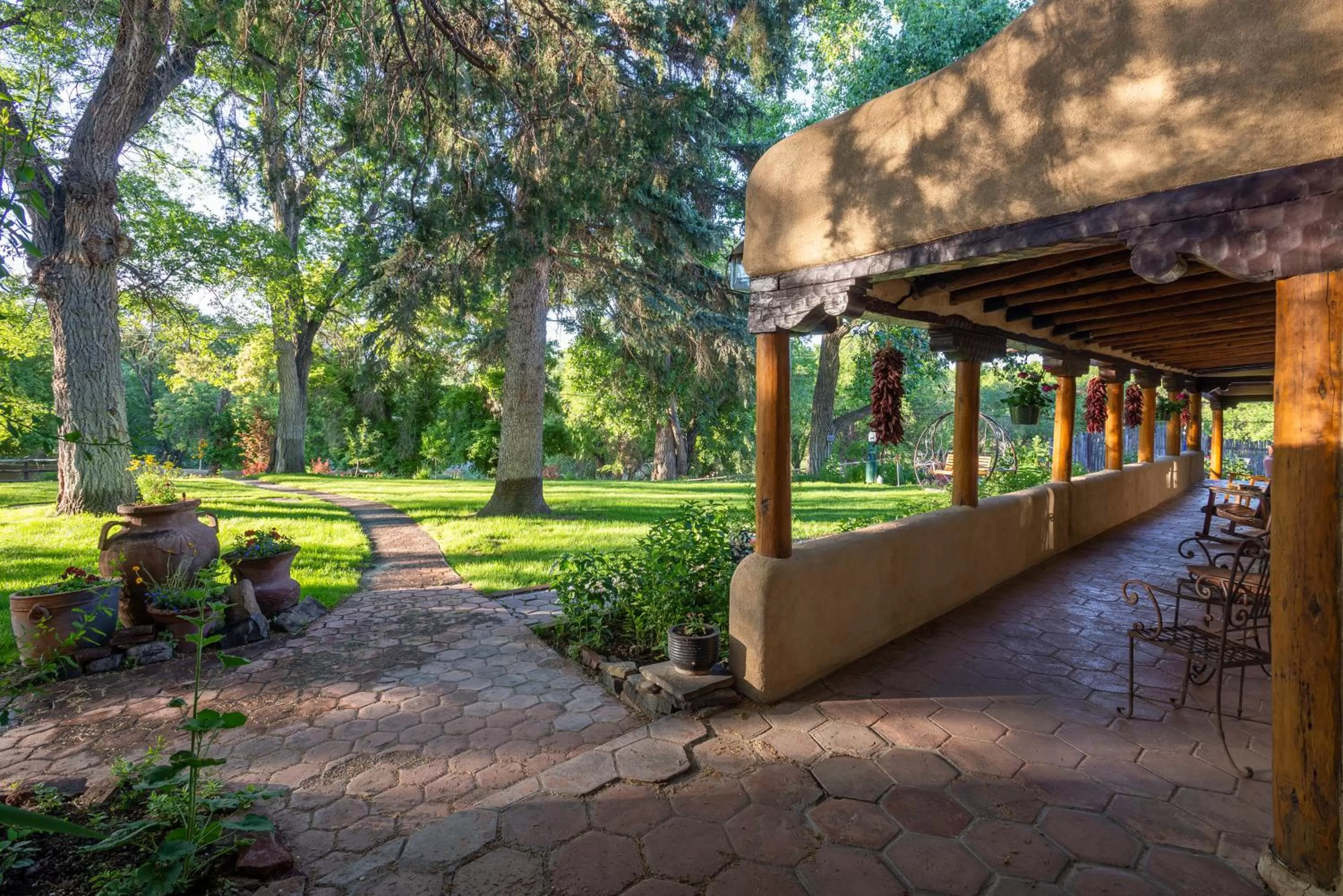 Garden in Inn on La Loma Plaza