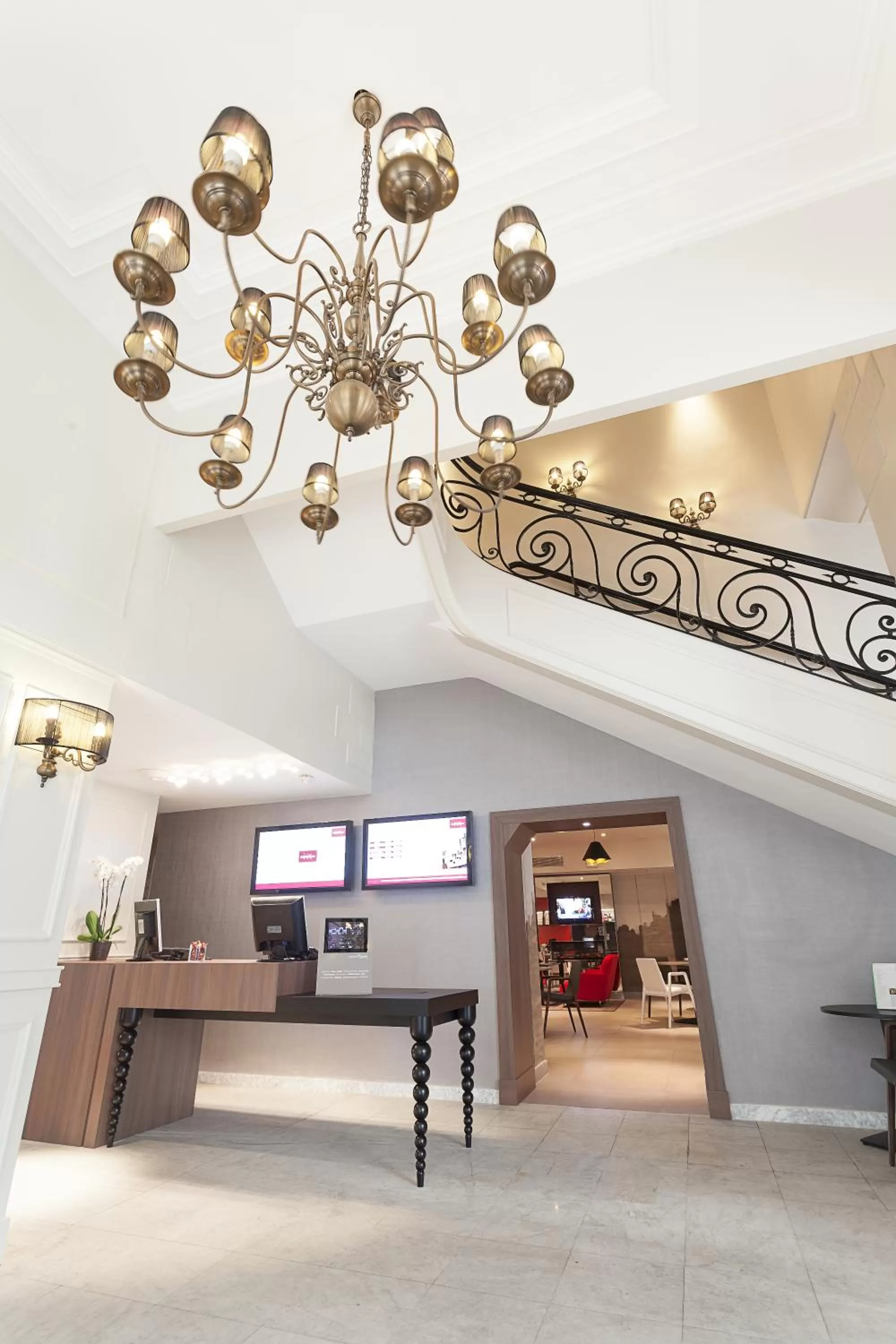 Lobby or reception in Mercure Lille Centre Grand Place