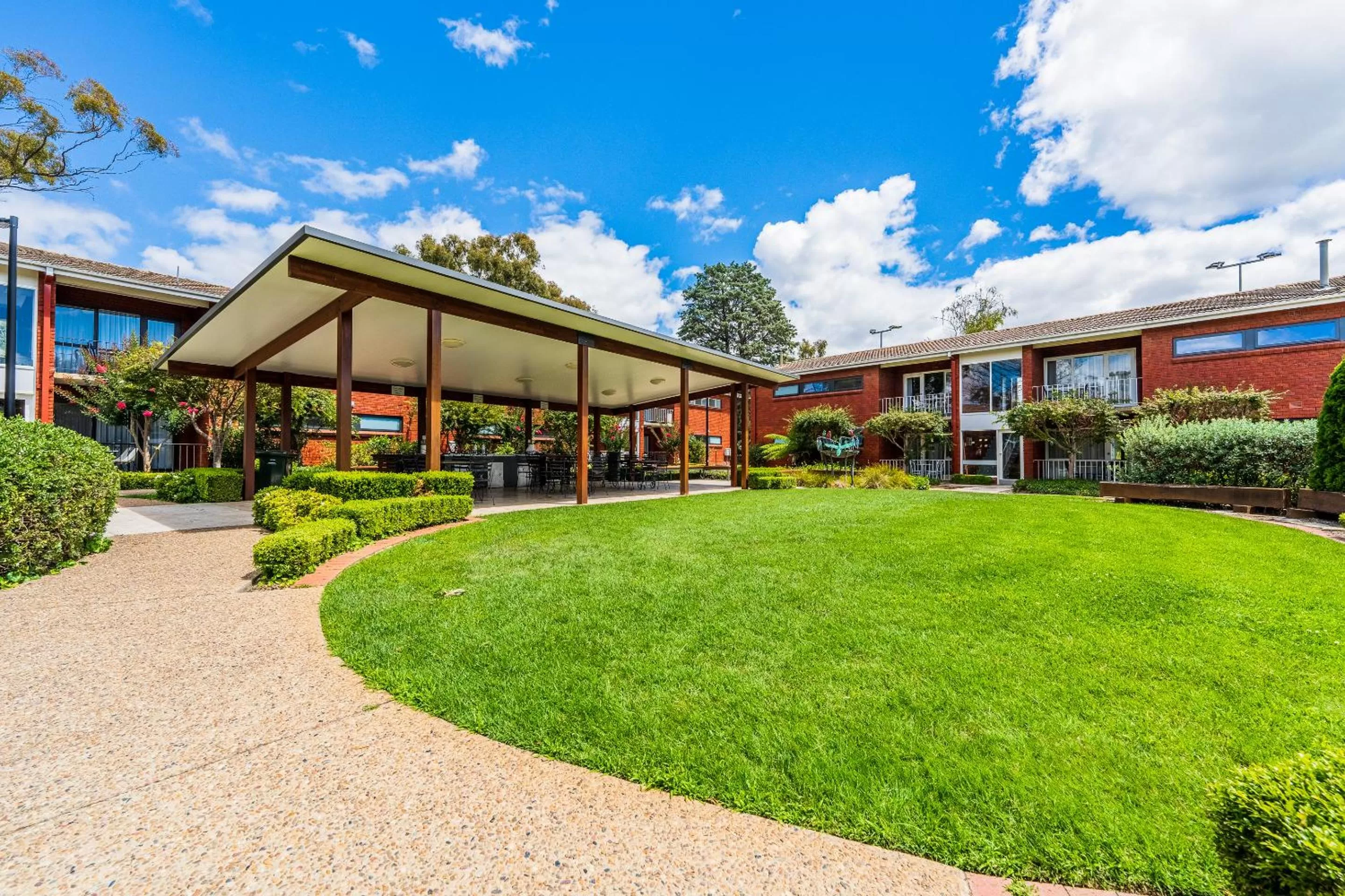 BBQ facilities in Forrest Hotel & Apartments