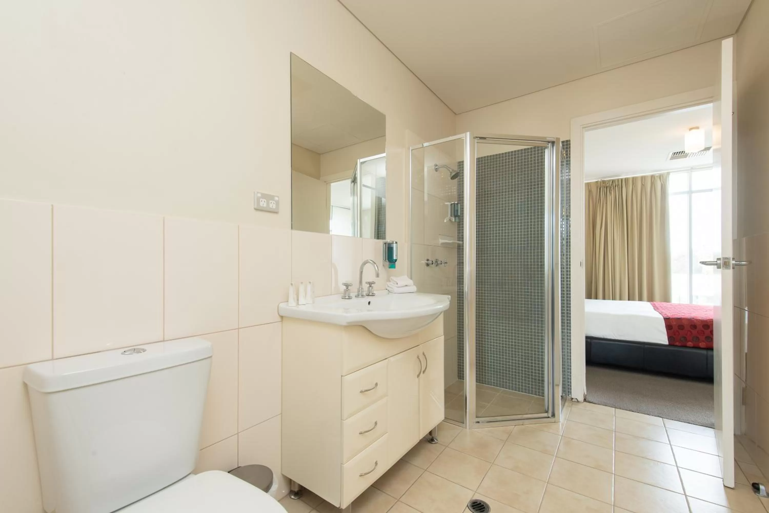 Shower, Bed in Mawson Lakes Hotel