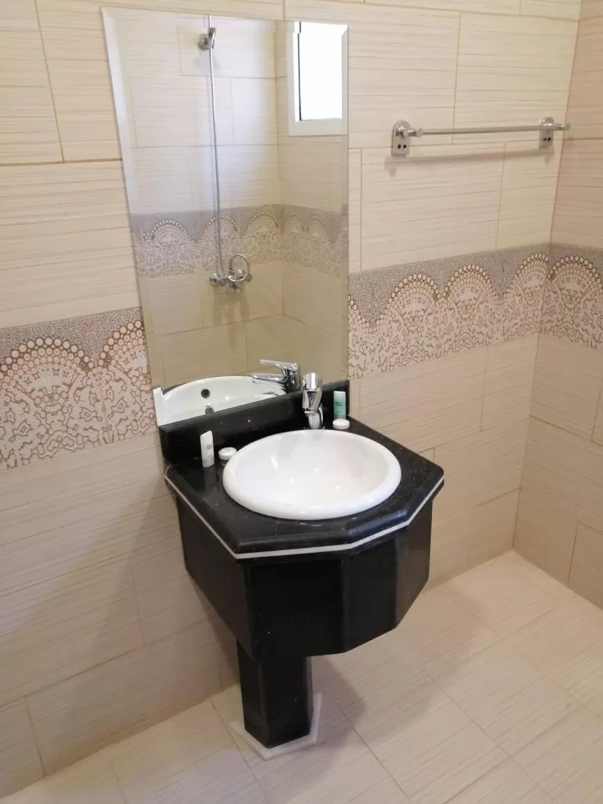 Bathroom in شقق درر رامه للشقق المخدومة 10