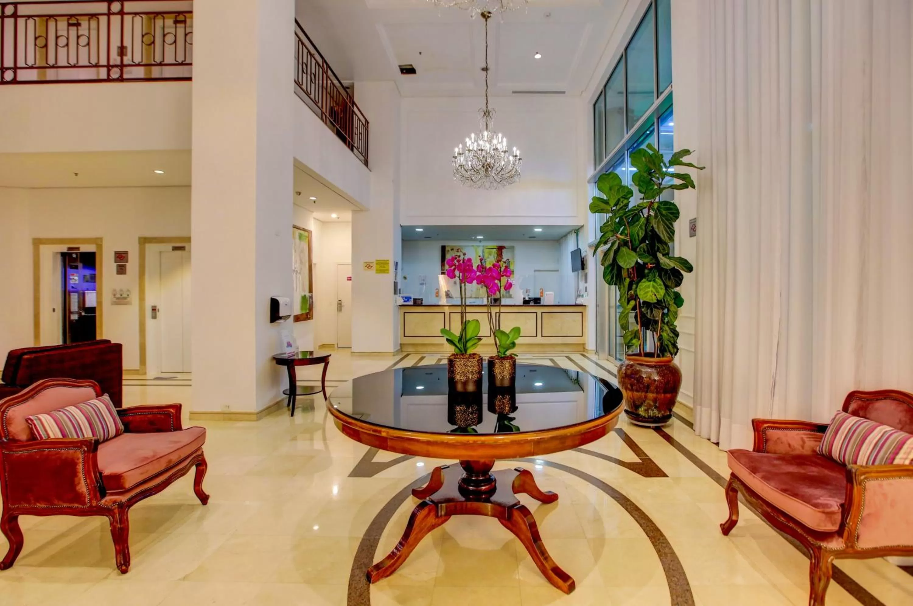 Lobby or reception in Quality Suítes Oscar Freire