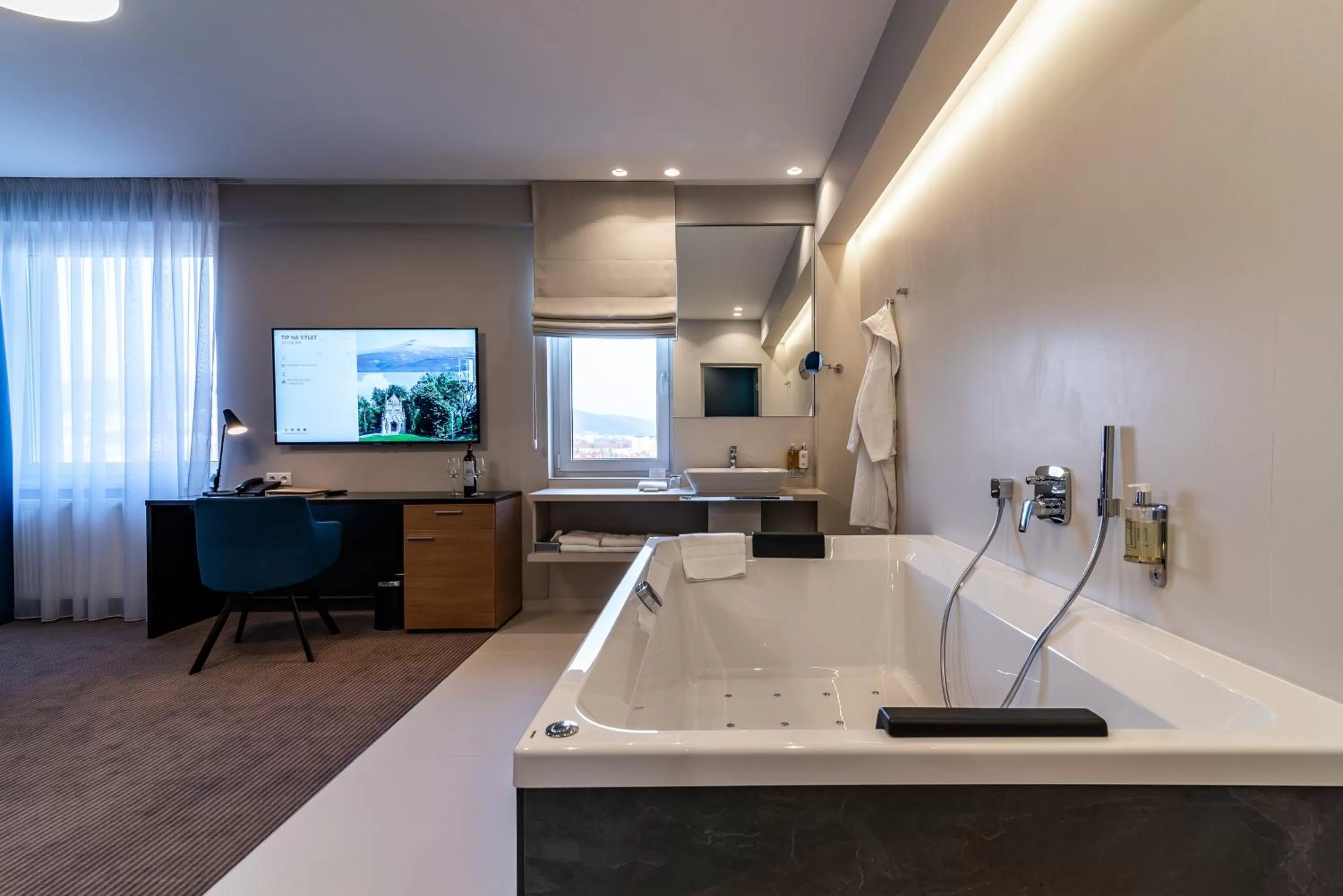 Hot Tub in Hotel Karpatia