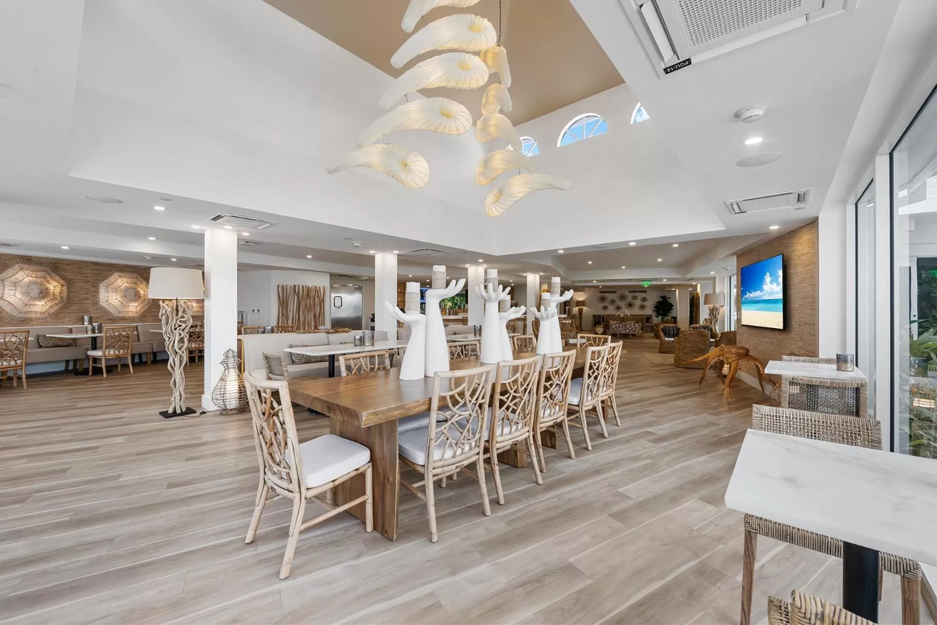 Restaurant/Places to Eat in Beachcomber Resort & Club