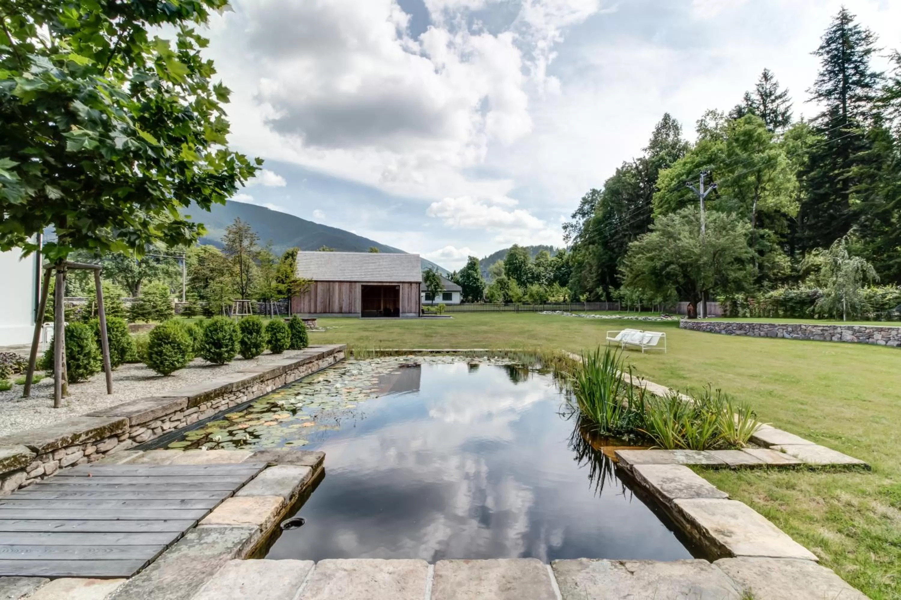 Summer in Mezi plůtky boutique dům