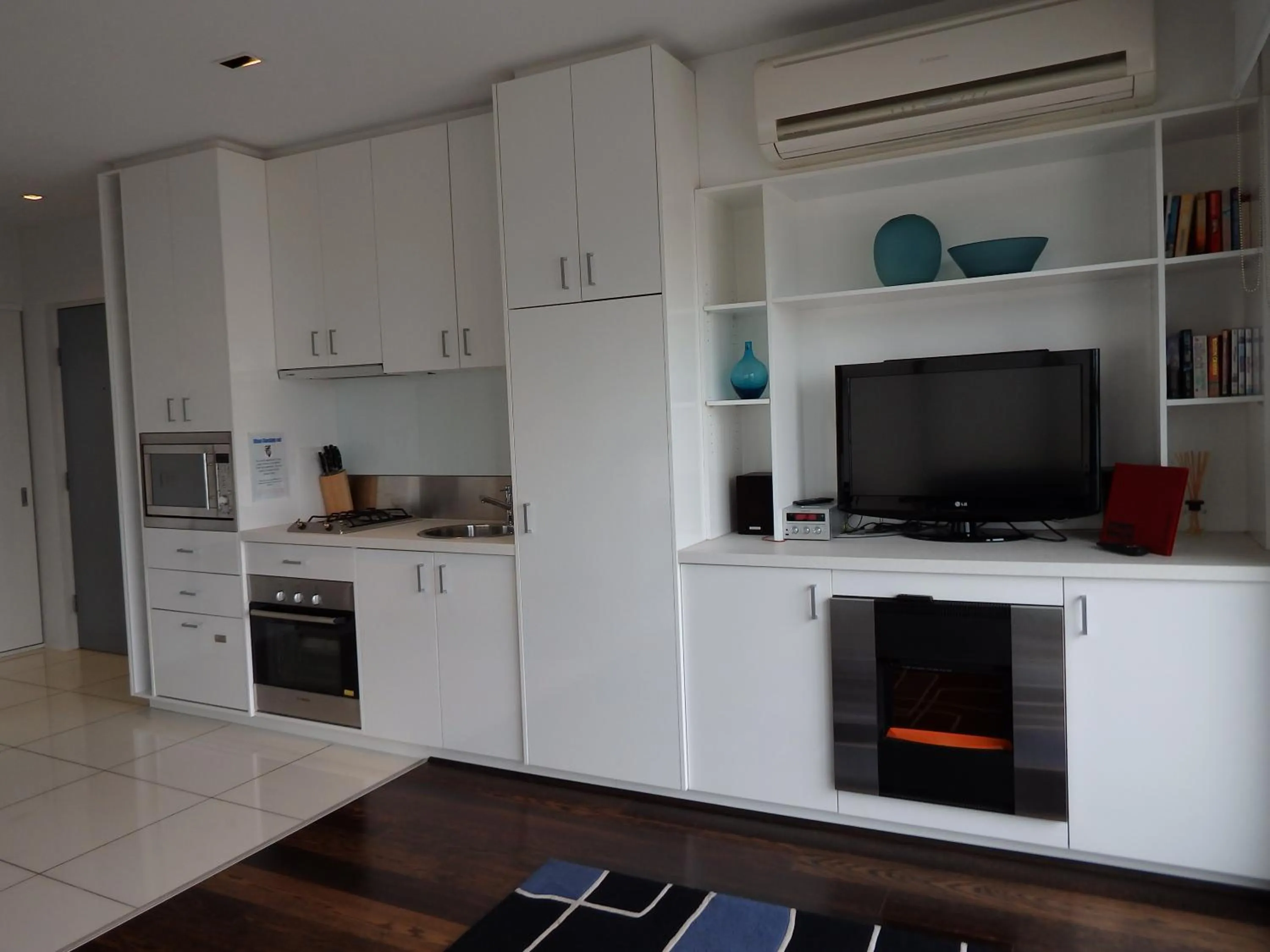 TV and multimedia in Hiigh Apartments