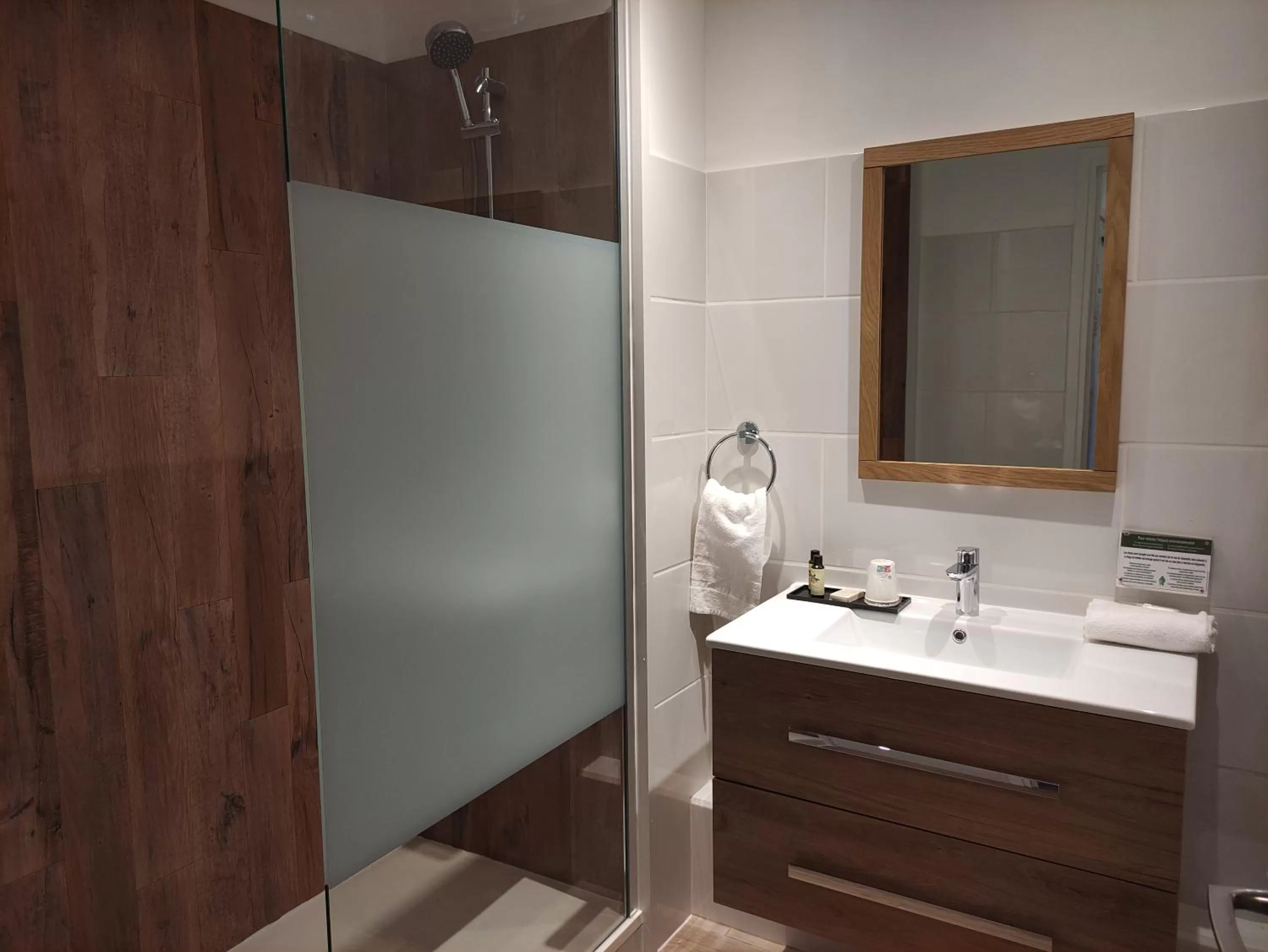 Shower in Le Pavillon Saint-Martin