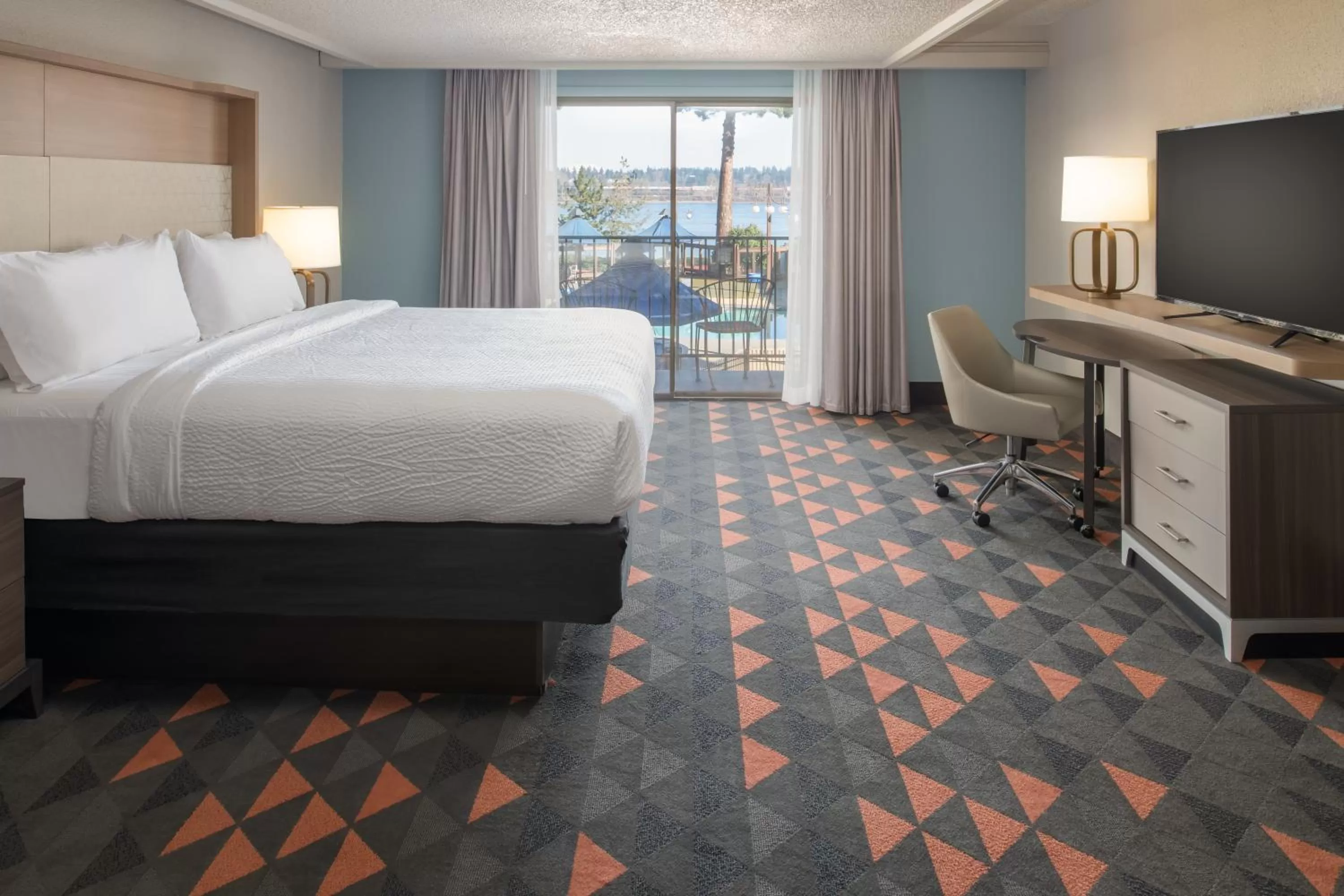 Photo of the whole room, Bed in Holiday Inn Portland - Columbia Riverfront by IHG
