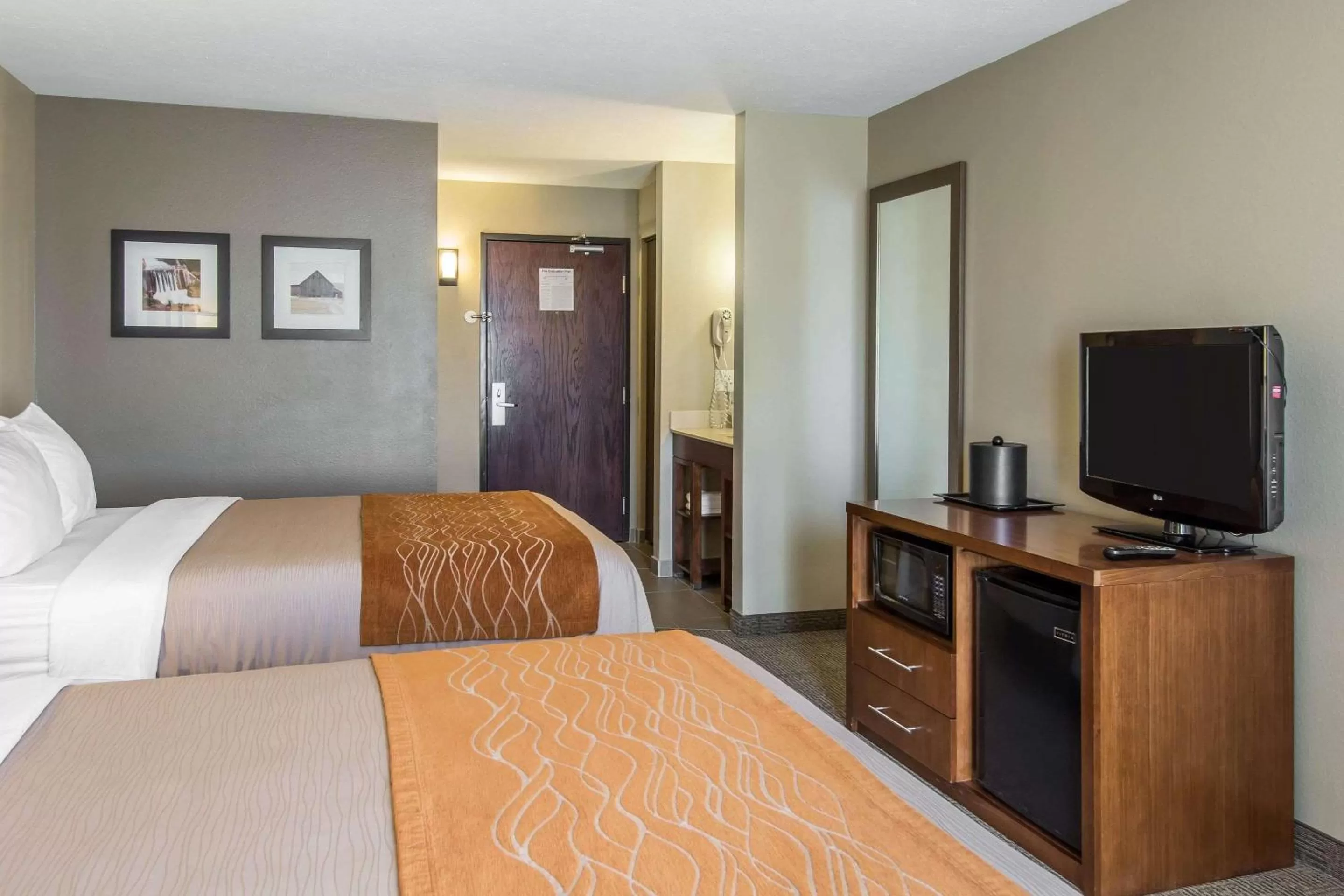 Photo of the whole room, Bed in Comfort Inn & Suites