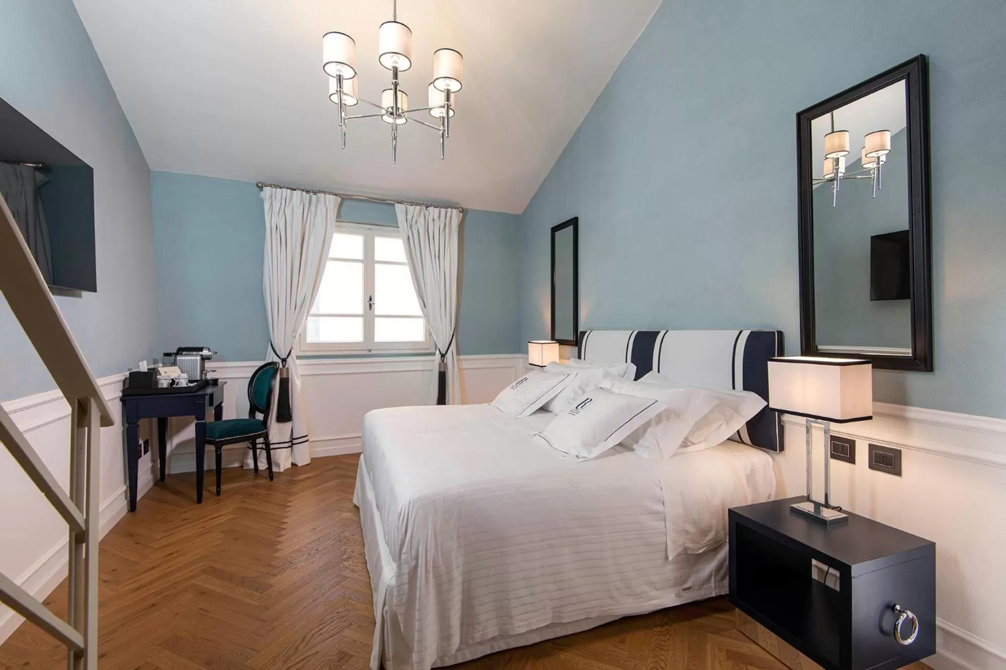 Photo of the whole room, Bed in Relais Uffizi