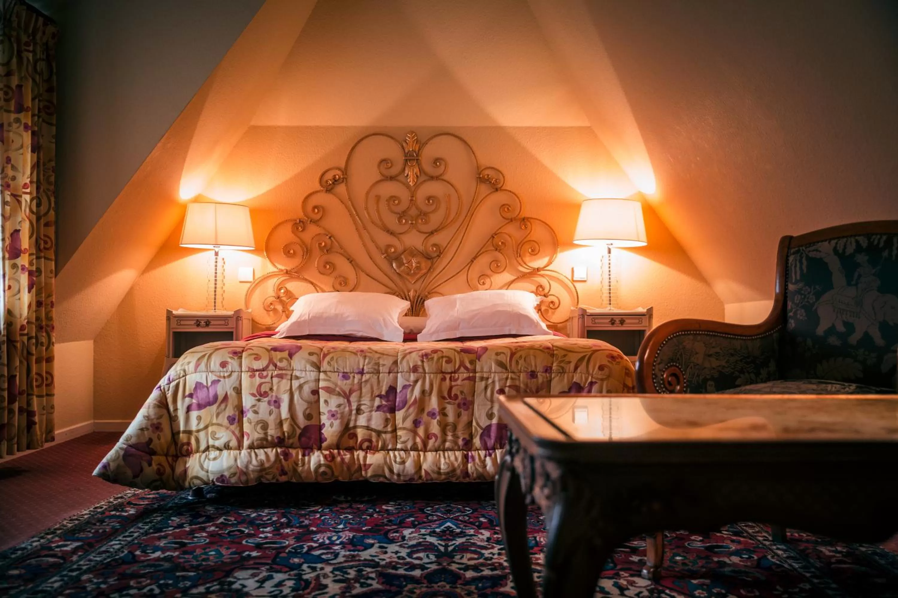 Bed in Hôtel des Deux Clefs