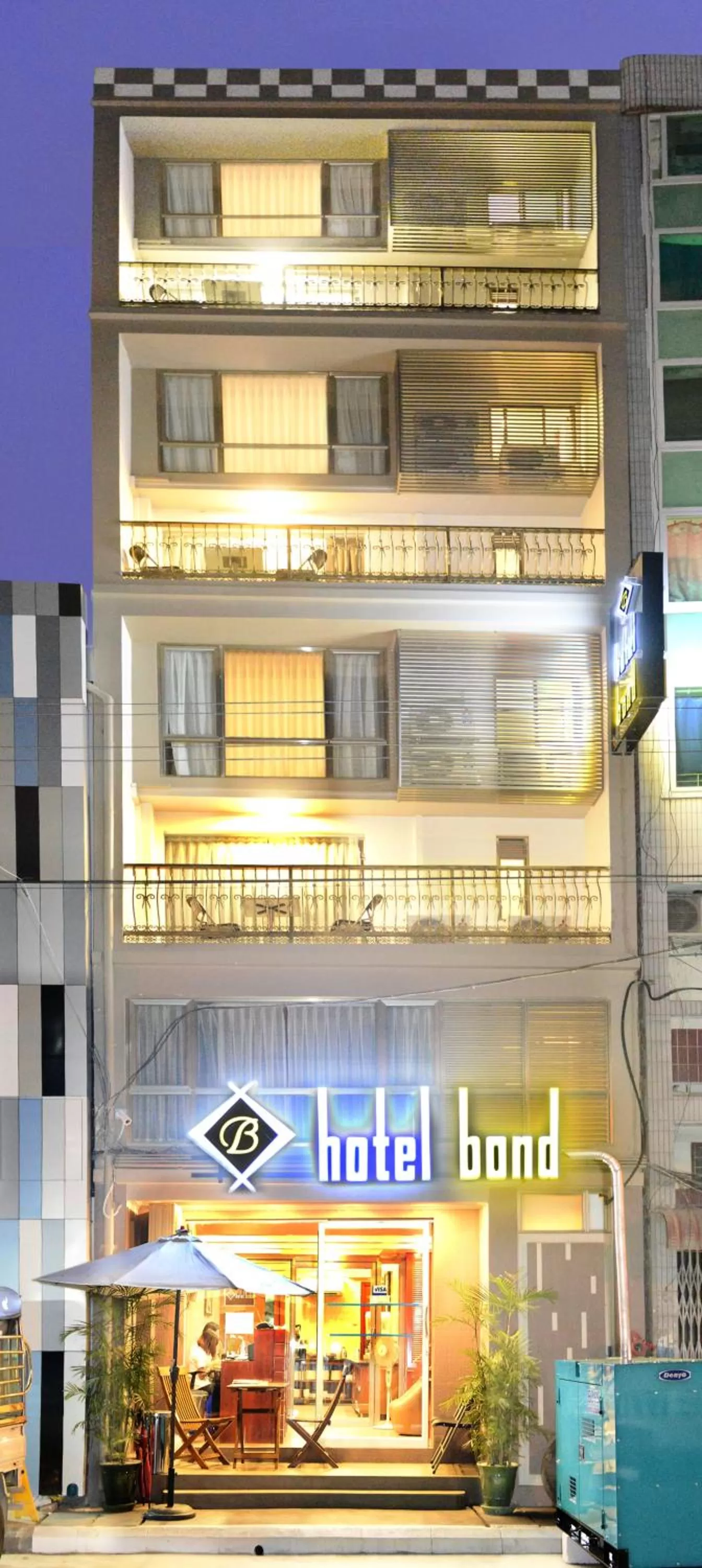 Facade/entrance in Hotel Bond